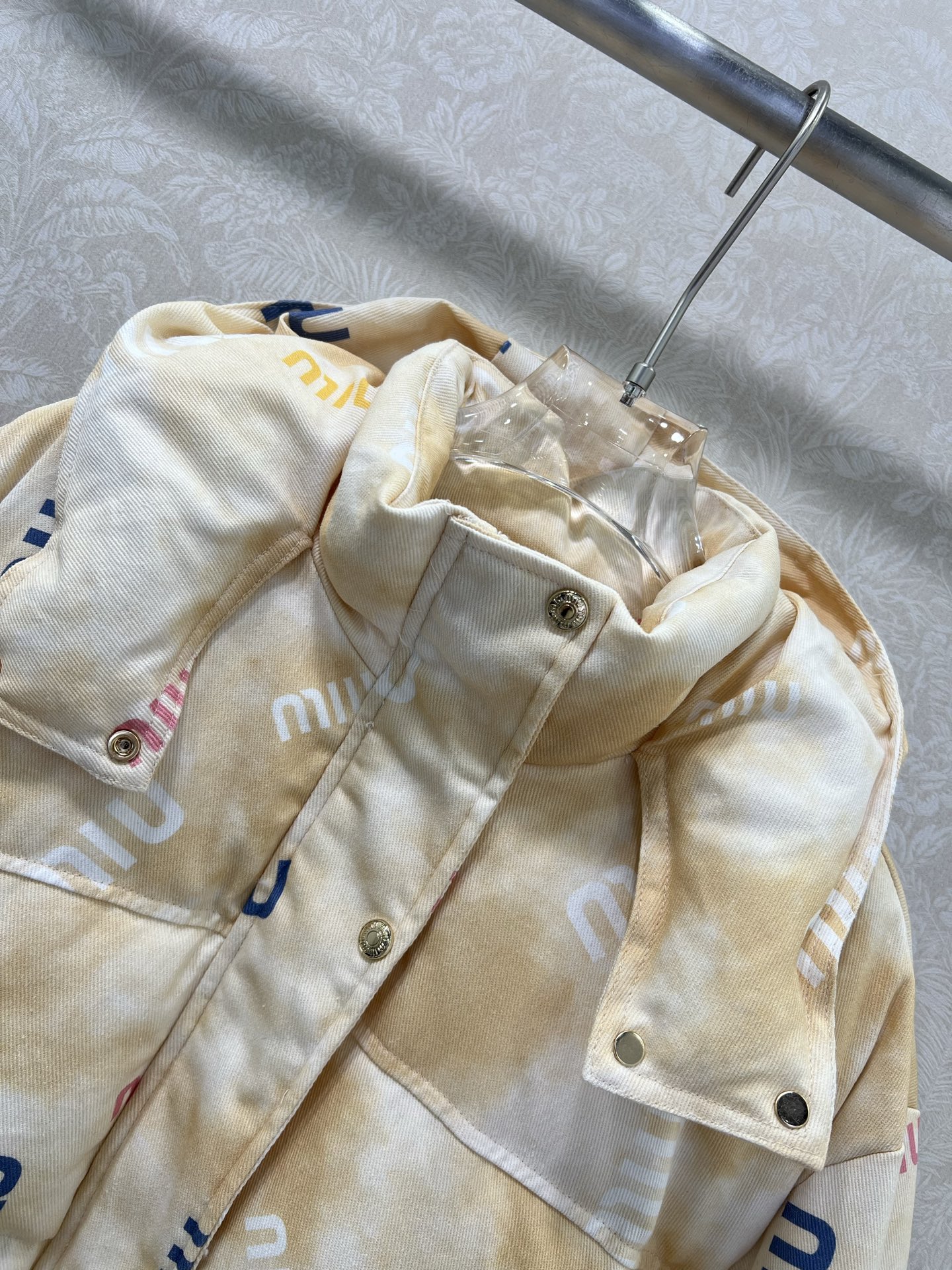 🔥🔥miumi* 25新款晕染彩色字母印花羽绒服 90白鸭绒 彩色字母提花系列连帽撞色羽绒 满Logo印