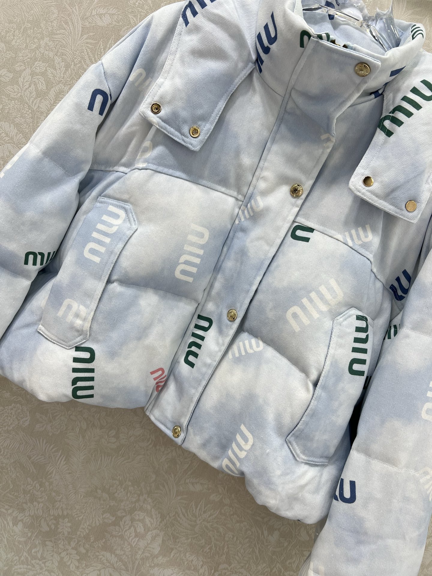 🔥🔥miumi* 25新款晕染彩色字母印花羽绒服 90白鸭绒 彩色字母提花系列连帽撞色羽绒 满Logo印