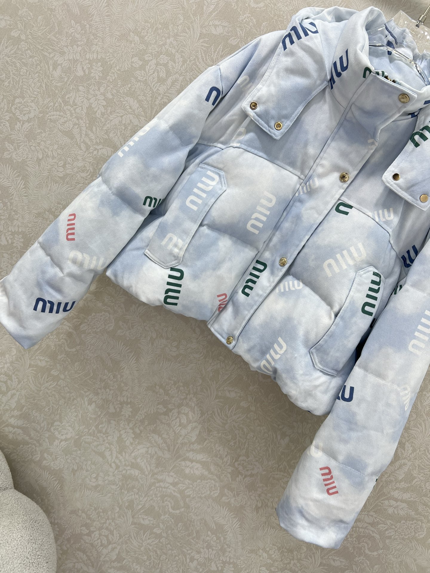 🔥🔥miumi* 25新款晕染彩色字母印花羽绒服 90白鸭绒 彩色字母提花系列连帽撞色羽绒 满Logo印