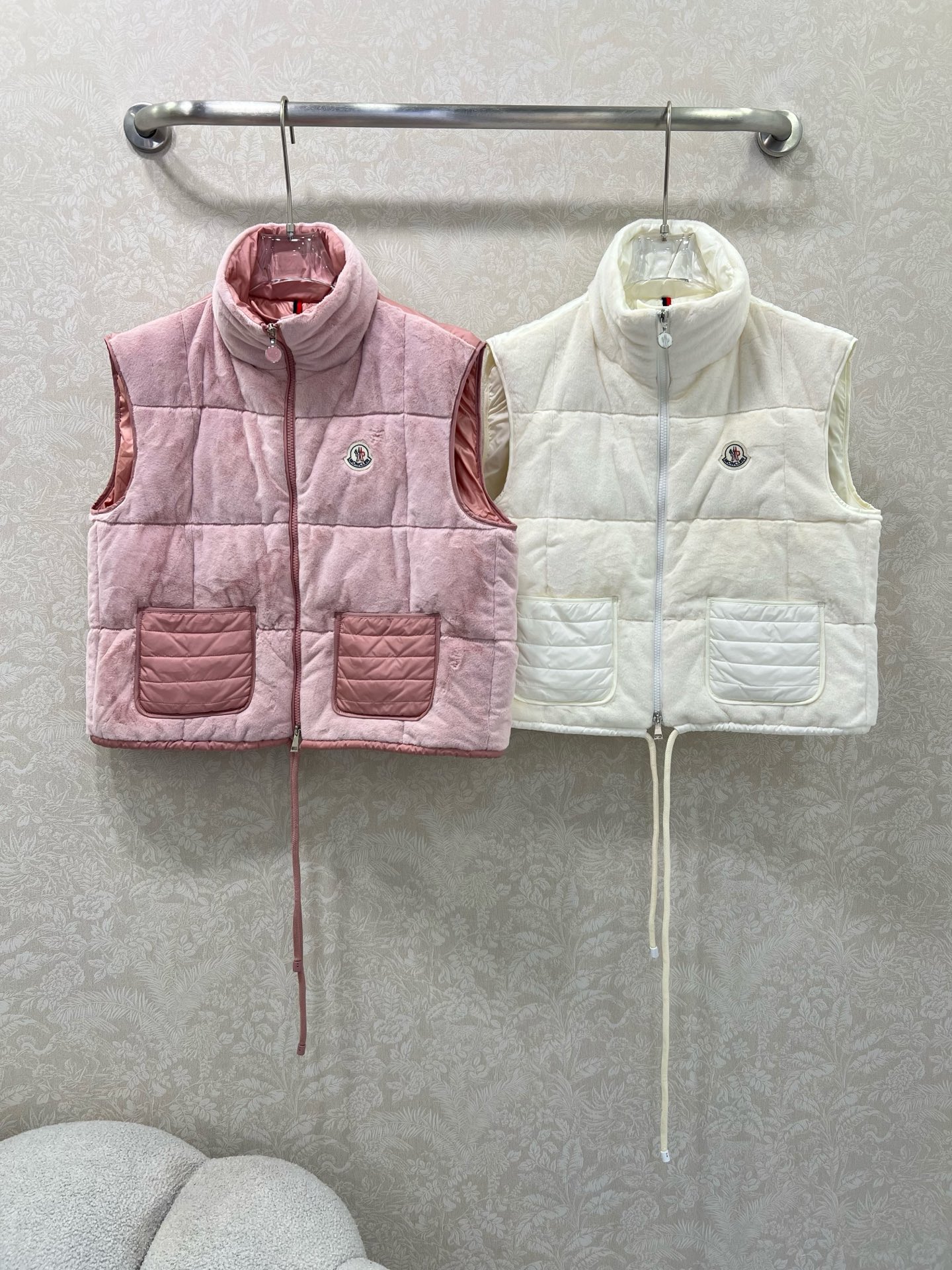 🔥🔥Moncl*r 25秋冬新款 口袋装饰丝绒抽绳马甲羽绒外套 高版出品！立领设计挡风保暖 logo徽章