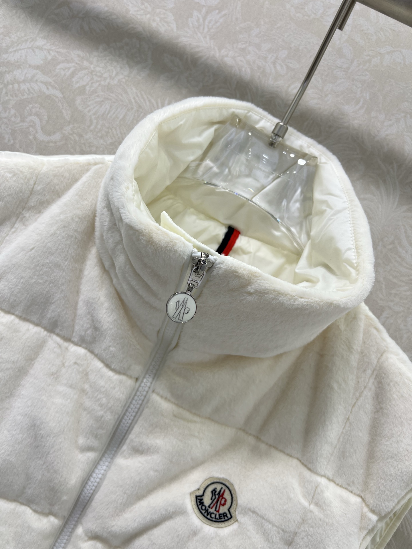 🔥🔥Moncl*r 25秋冬新款 口袋装饰丝绒抽绳马甲羽绒外套 高版出品！立领设计挡风保暖 logo徽章