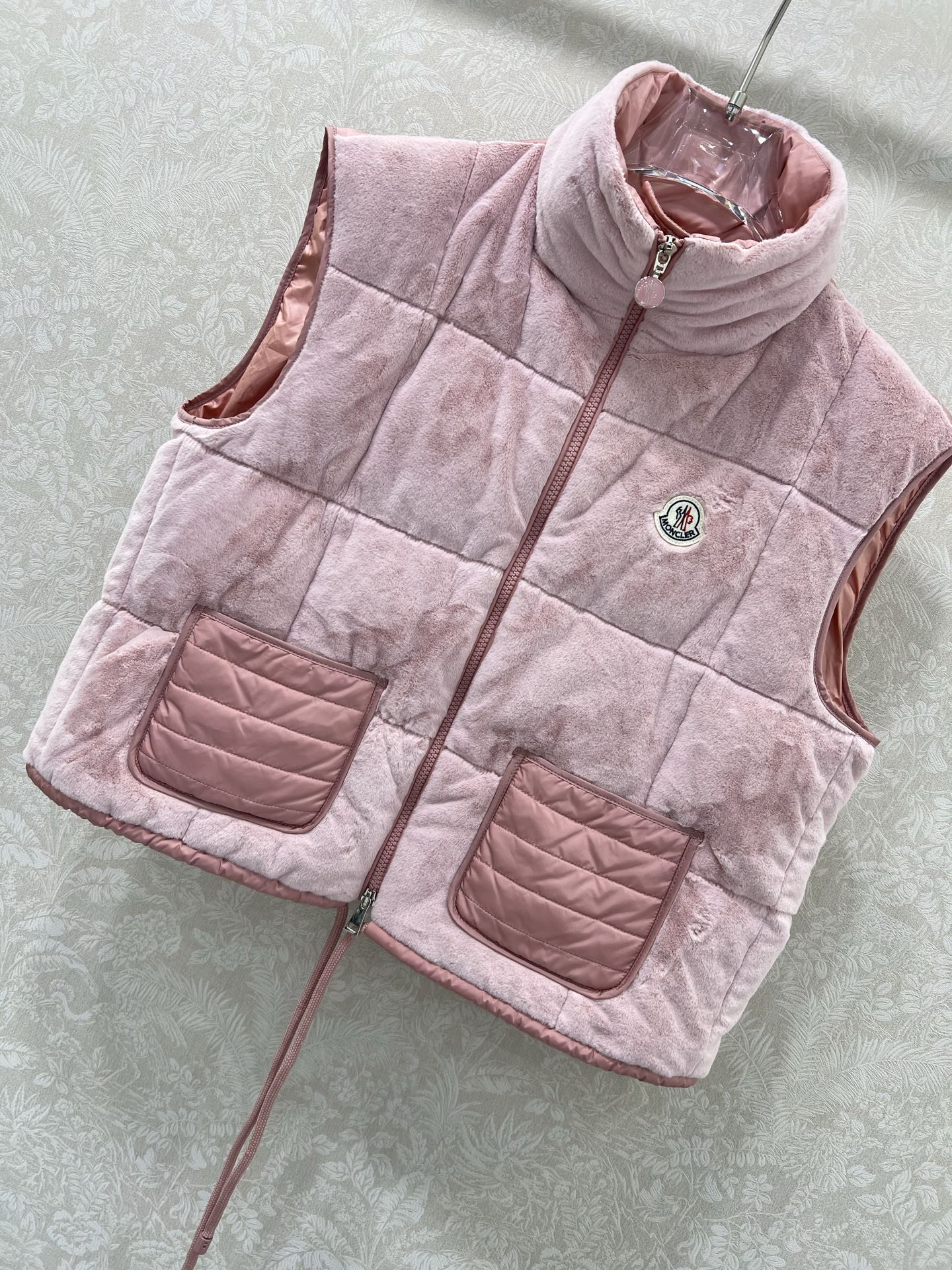 🔥🔥Moncl*r 25秋冬新款 口袋装饰丝绒抽绳马甲羽绒外套 高版出品！立领设计挡风保暖 logo徽章