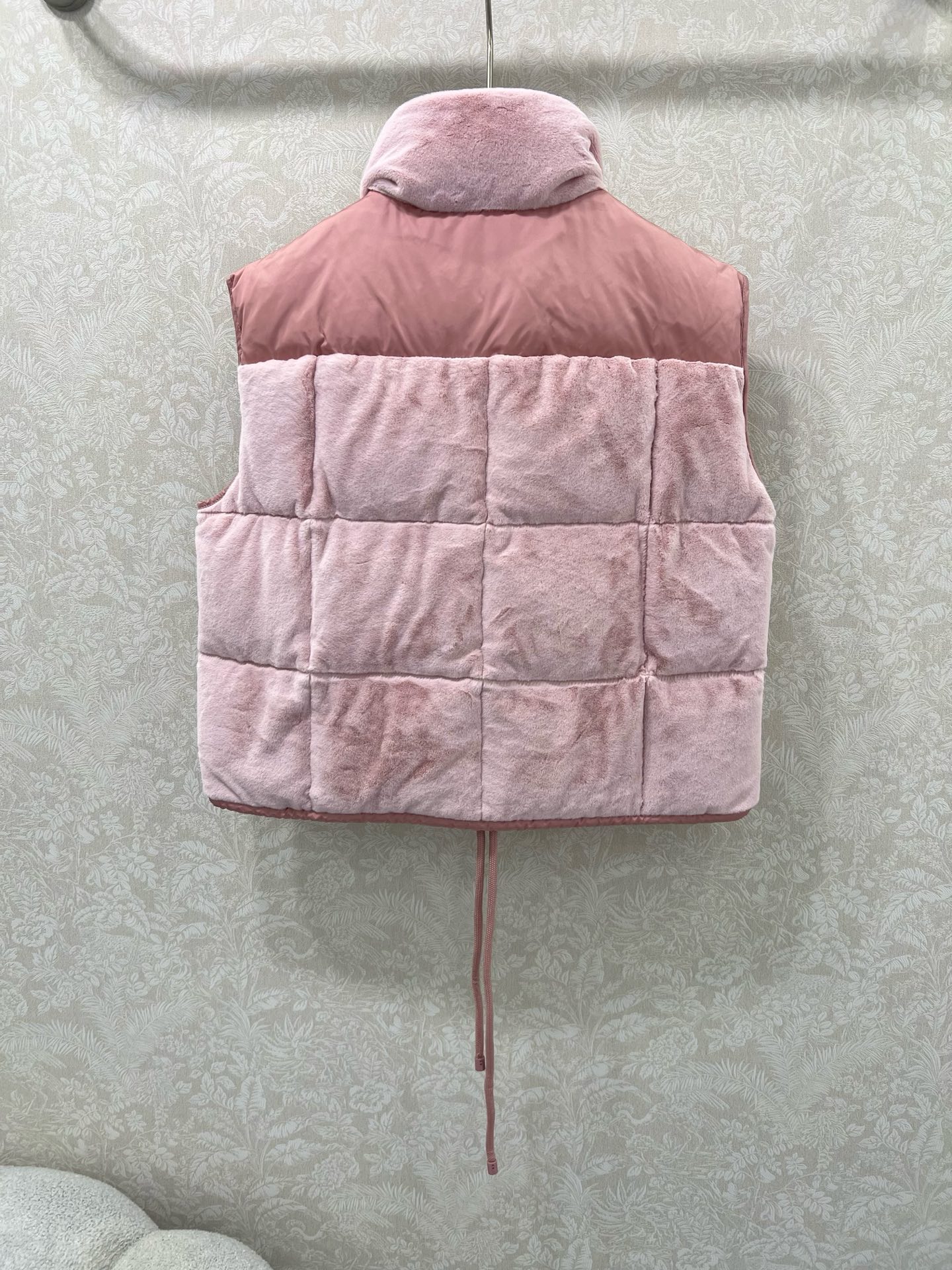 🔥🔥Moncl*r 25秋冬新款 口袋装饰丝绒抽绳马甲羽绒外套 高版出品！立领设计挡风保暖 logo徽章