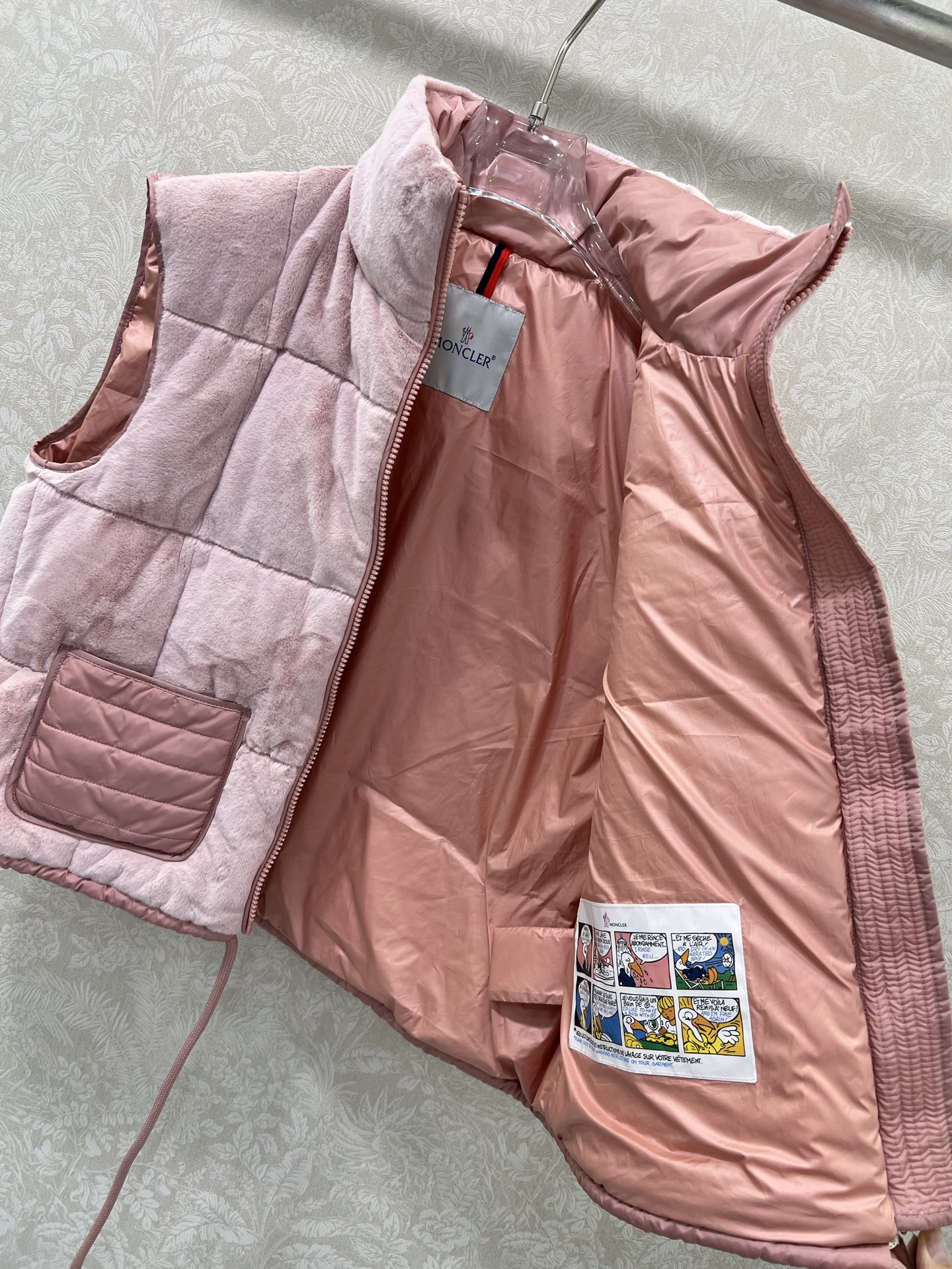 🔥🔥Moncl*r 25秋冬新款 口袋装饰丝绒抽绳马甲羽绒外套 高版出品！立领设计挡风保暖 logo徽章