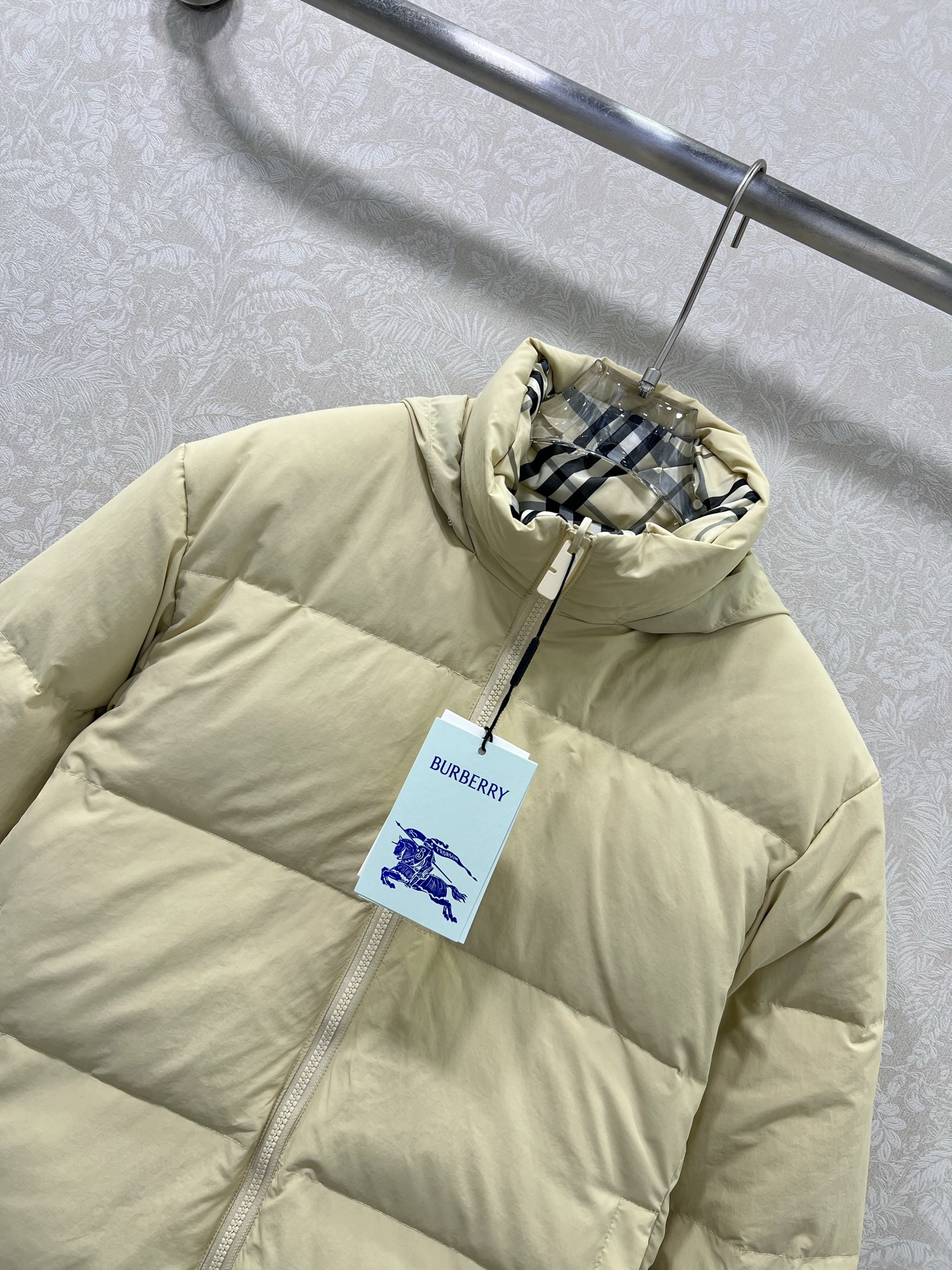 🔥🔥Burber*y25新款新花色Vintage格纹立领双面穿羽绒服 一衣多穿 一面纯色鹅黄色搭配后背字