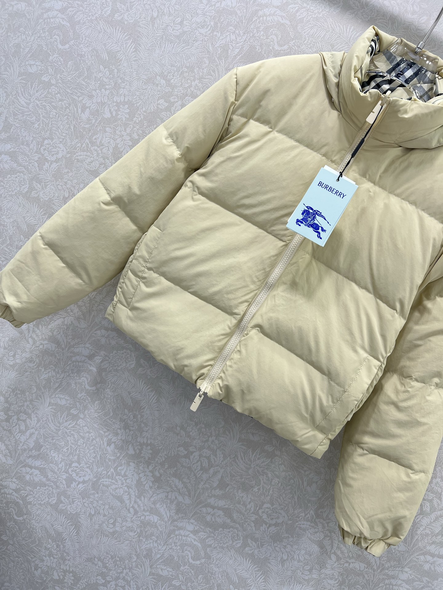 🔥🔥Burber*y25新款新花色Vintage格纹立领双面穿羽绒服 一衣多穿 一面纯色鹅黄色搭配后背字