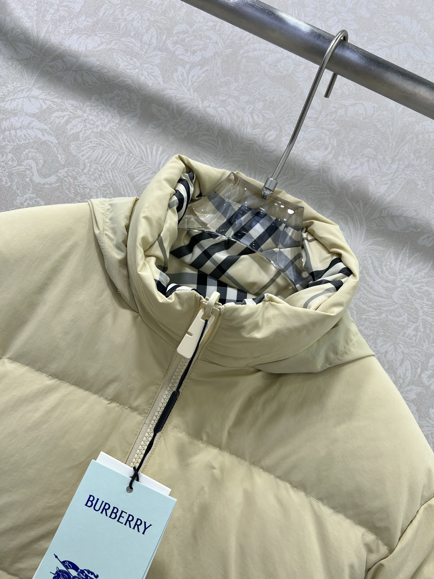 🔥🔥Burber*y25新款新花色Vintage格纹立领双面穿羽绒服 一衣多穿 一面纯色鹅黄色搭配后背字