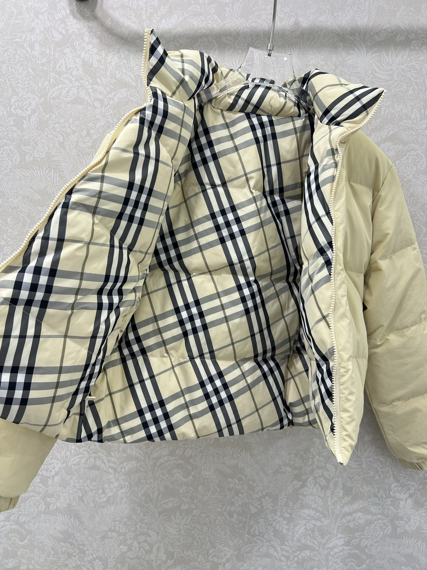 🔥🔥Burber*y25新款新花色Vintage格纹立领双面穿羽绒服 一衣多穿 一面纯色鹅黄色搭配后背字