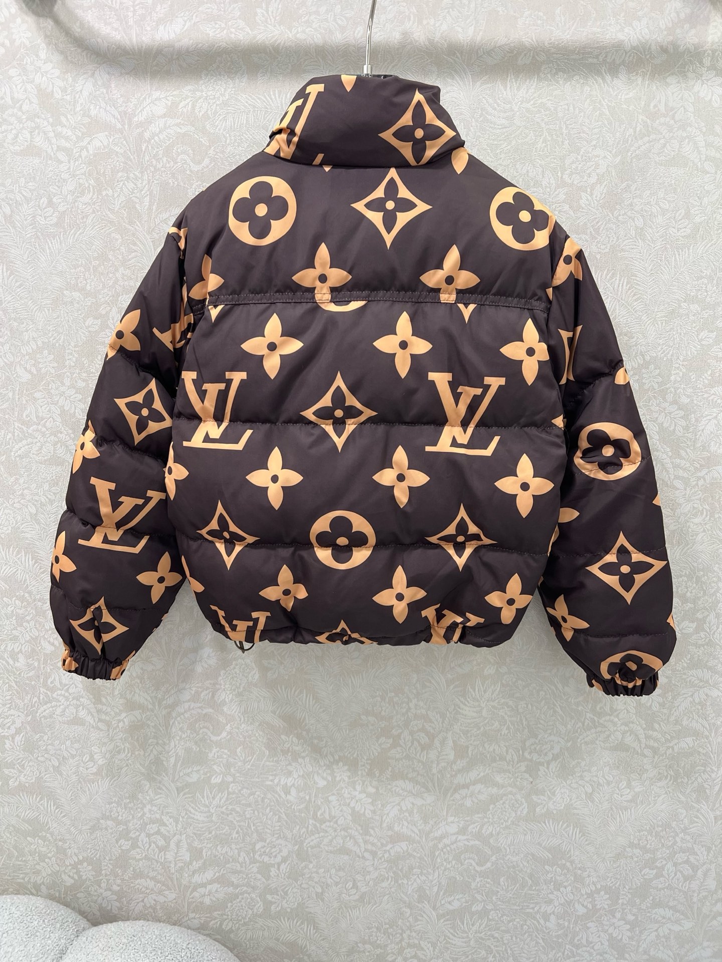 🔥🔥Louis Vuitt*n25新款小立领满幅老花羽绒外套 定制YB防风防水尼龙材质 90白鸭绒填充内