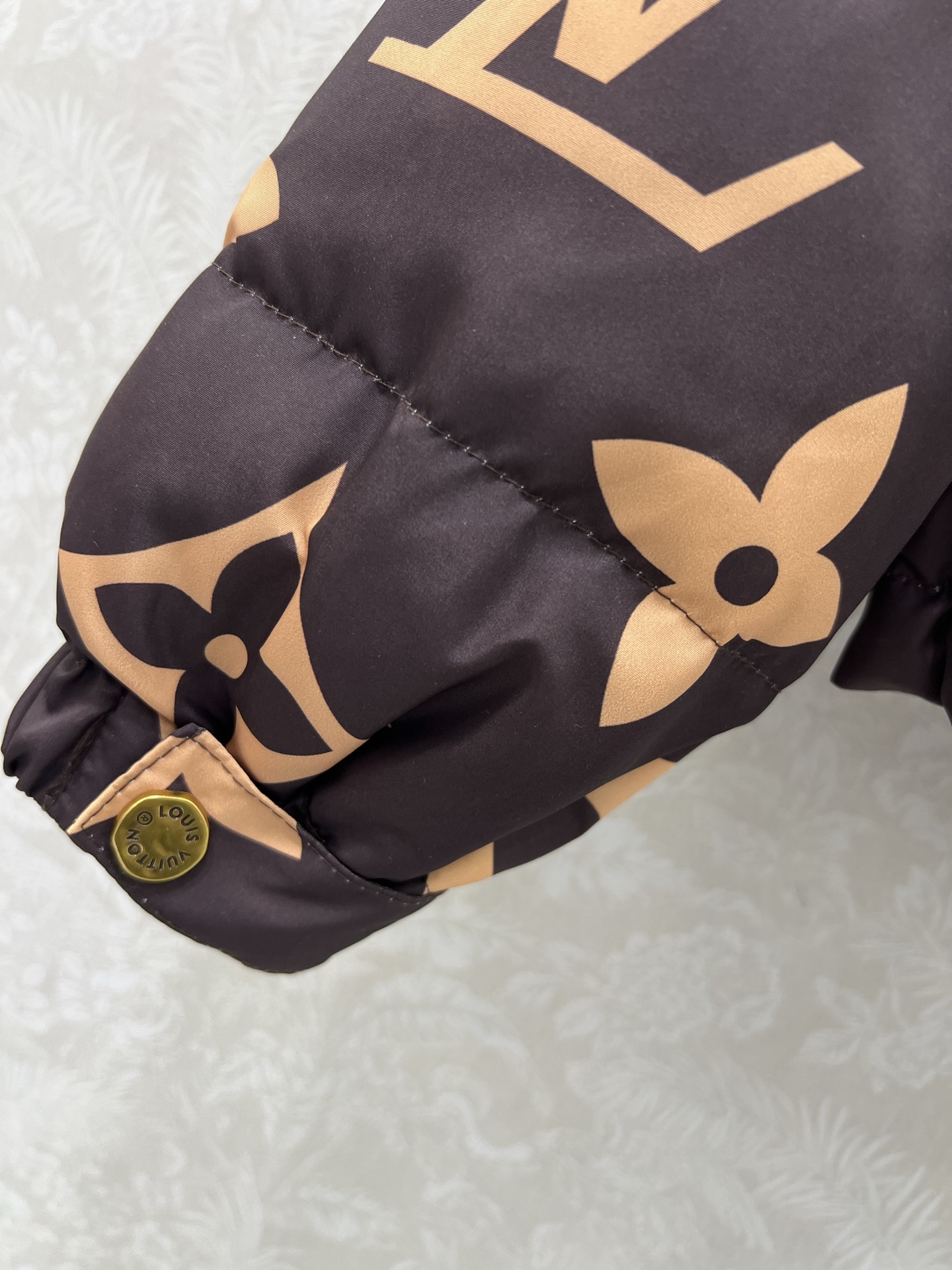 🔥🔥Louis Vuitt*n25新款小立领满幅老花羽绒外套 定制YB防风防水尼龙材质 90白鸭绒填充内