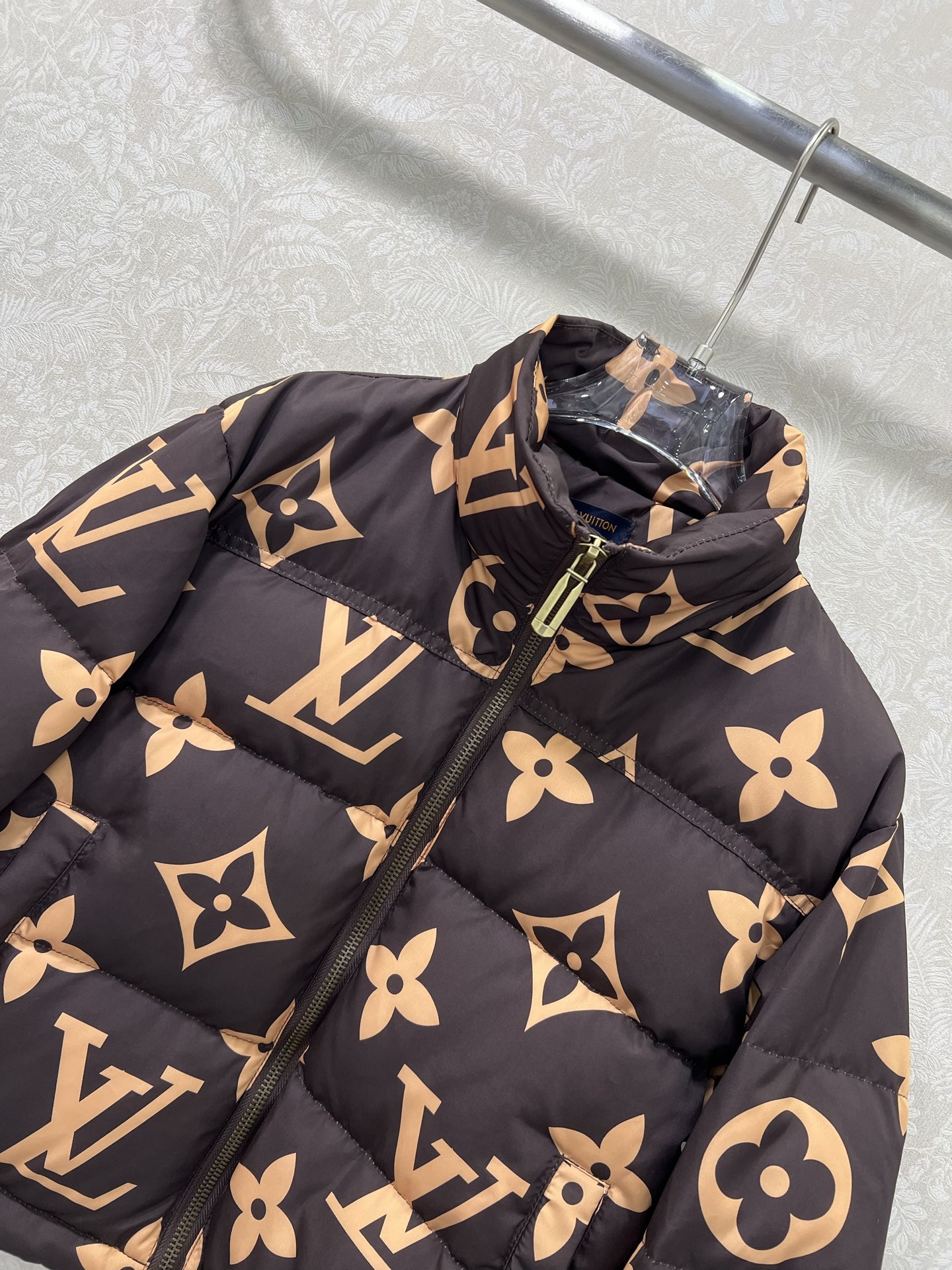 🔥🔥Louis Vuitt*n25新款小立领满幅老花羽绒外套 定制YB防风防水尼龙材质 90白鸭绒填充内