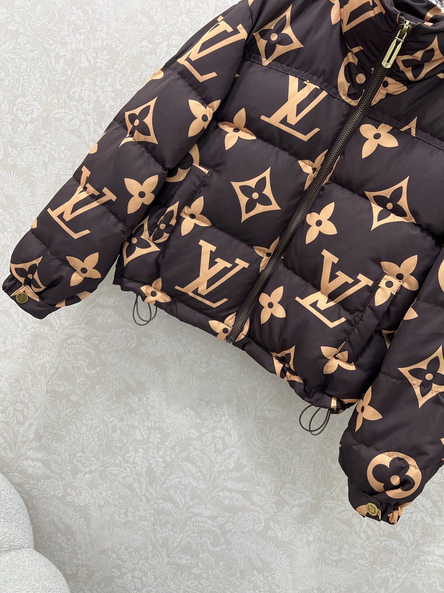 🔥🔥Louis Vuitt*n25新款小立领满幅老花羽绒外套 定制YB防风防水尼龙材质 90白鸭绒填充内