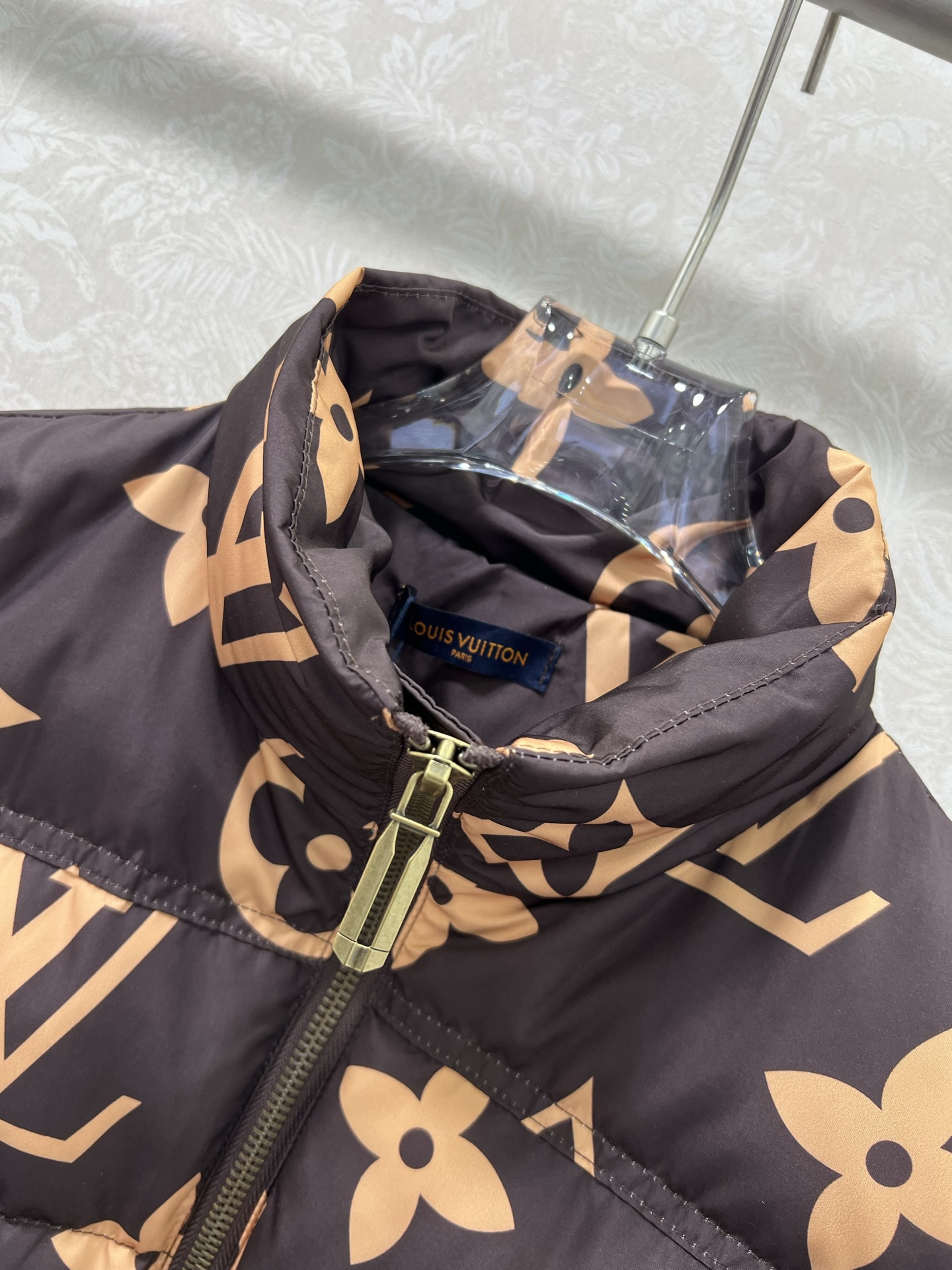 🔥🔥Louis Vuitt*n25新款小立领满幅老花羽绒外套 定制YB防风防水尼龙材质 90白鸭绒填充内