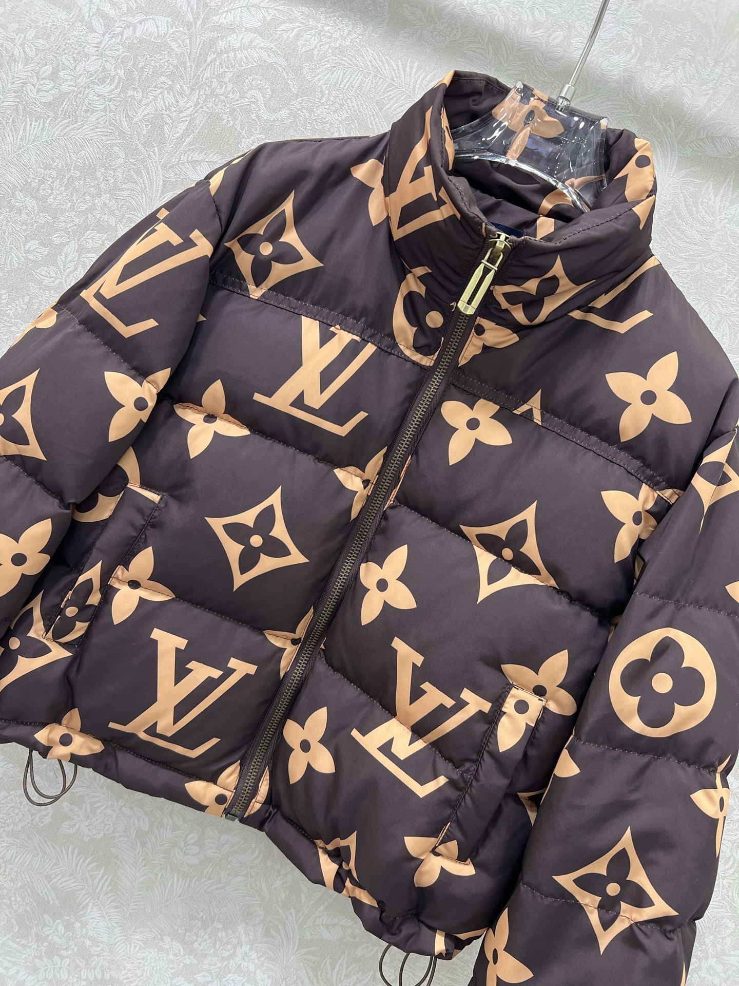 🔥🔥Louis Vuitt*n25新款小立领满幅老花羽绒外套 定制YB防风防水尼龙材质 90白鸭绒填充内