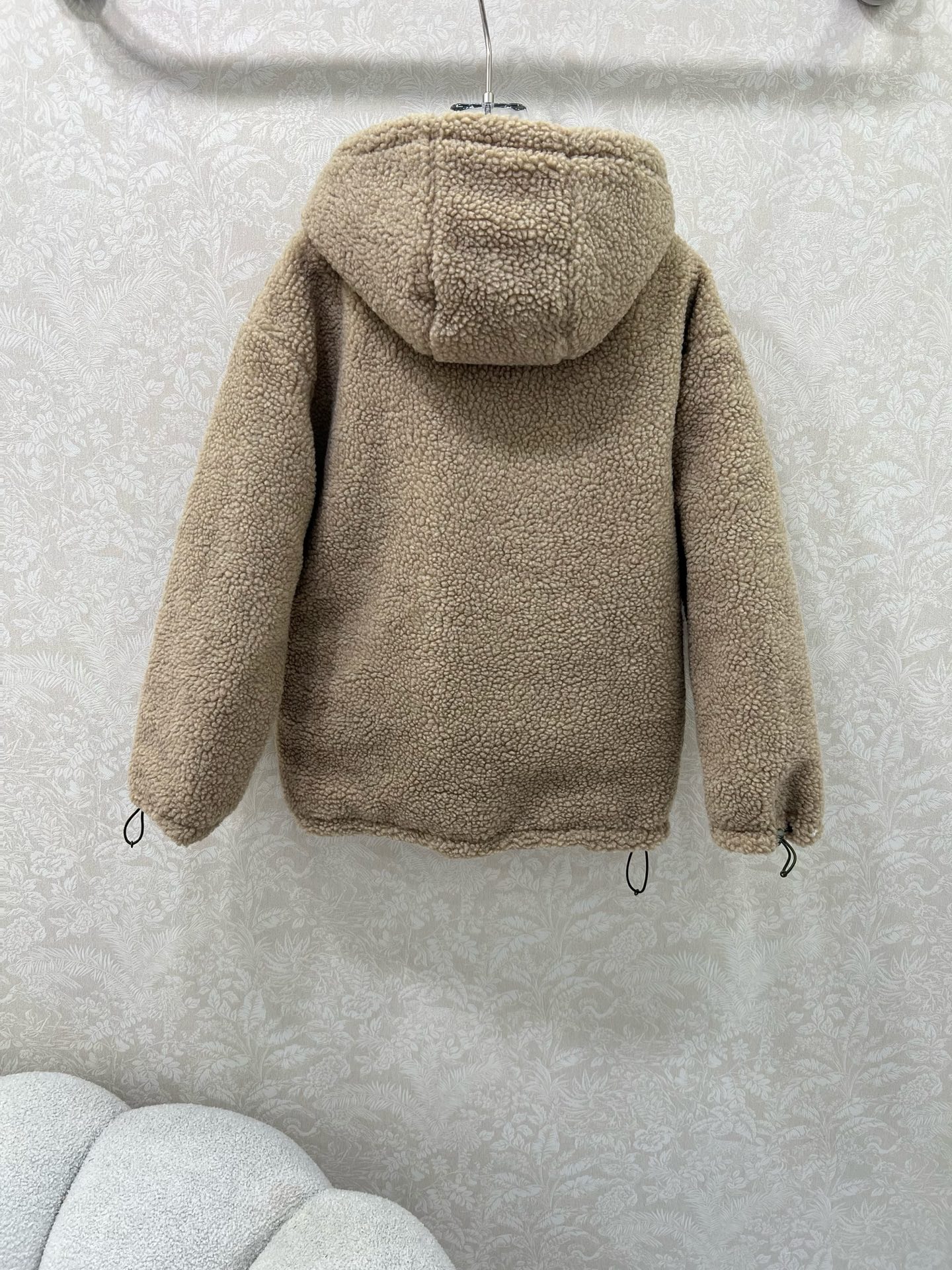 🔥🔥miumi*25新款连帽环保仿泰迪羊羔羽绒服 外层毛量充足，内胆90白鹅绒填充 防风御寒，轻便穿脱，