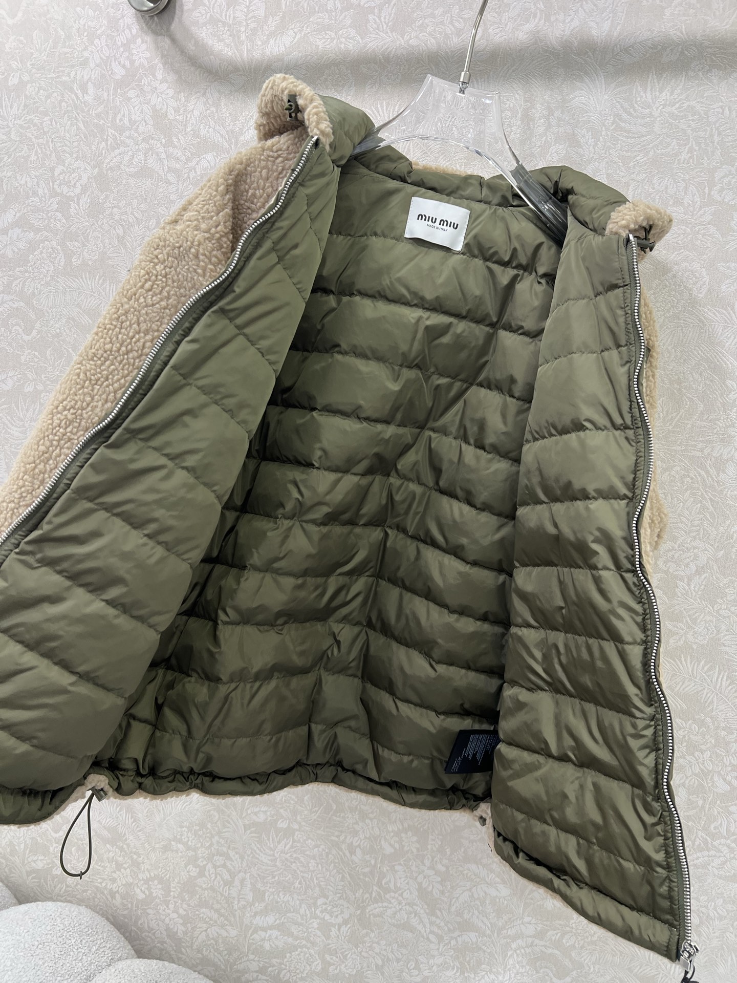 🔥🔥miumi*25新款连帽环保仿泰迪羊羔羽绒服 外层毛量充足，内胆90白鹅绒填充 防风御寒，轻便穿脱，