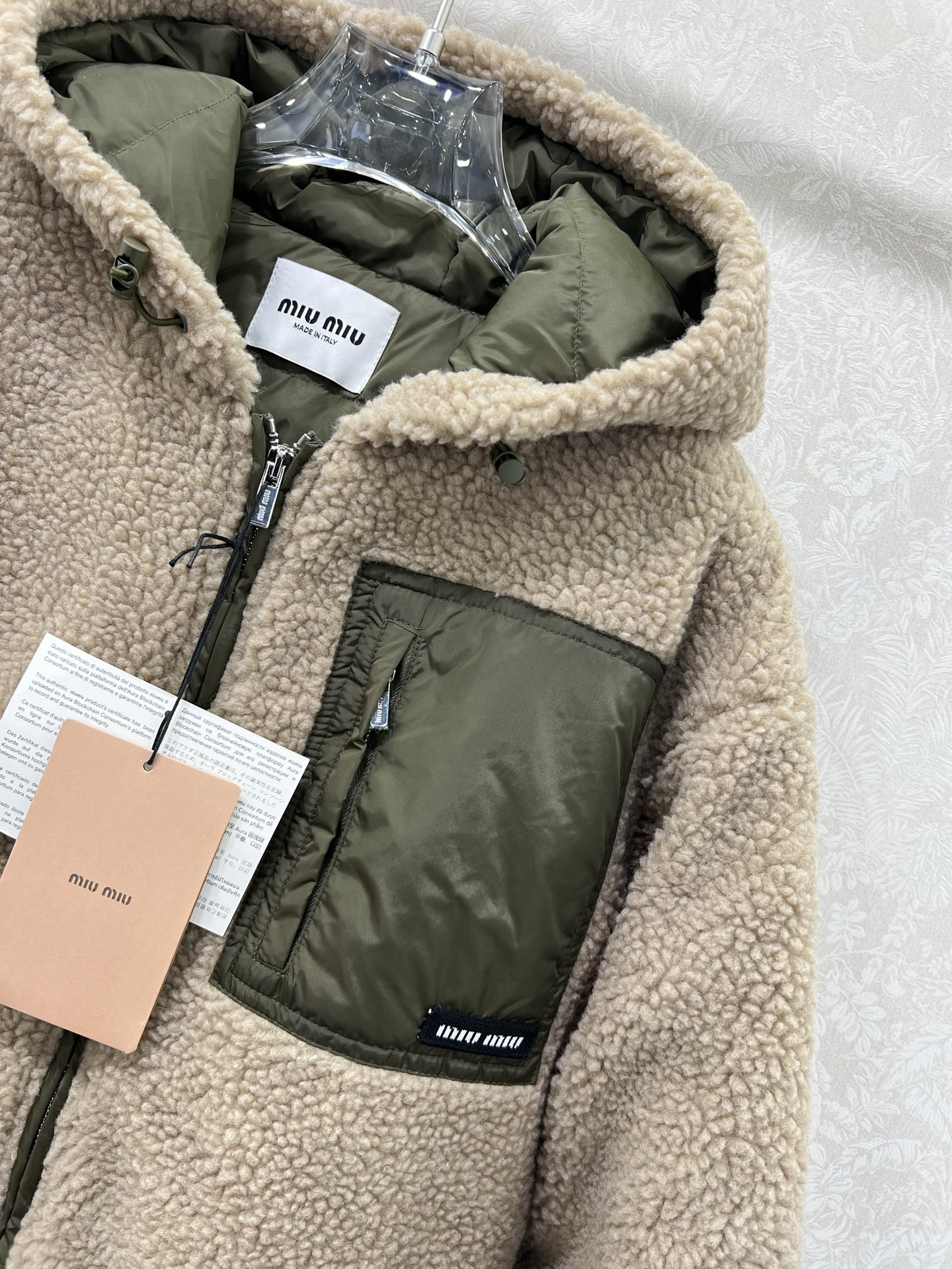 🔥🔥miumi*25新款连帽环保仿泰迪羊羔羽绒服 外层毛量充足，内胆90白鹅绒填充 防风御寒，轻便穿脱，