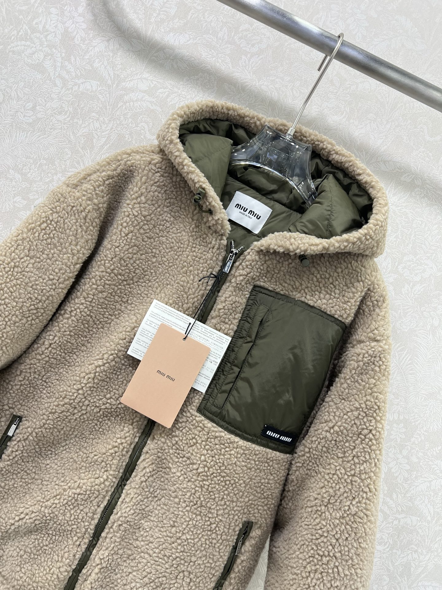 🔥🔥miumi*25新款连帽环保仿泰迪羊羔羽绒服 外层毛量充足，内胆90白鹅绒填充 防风御寒，轻便穿脱，