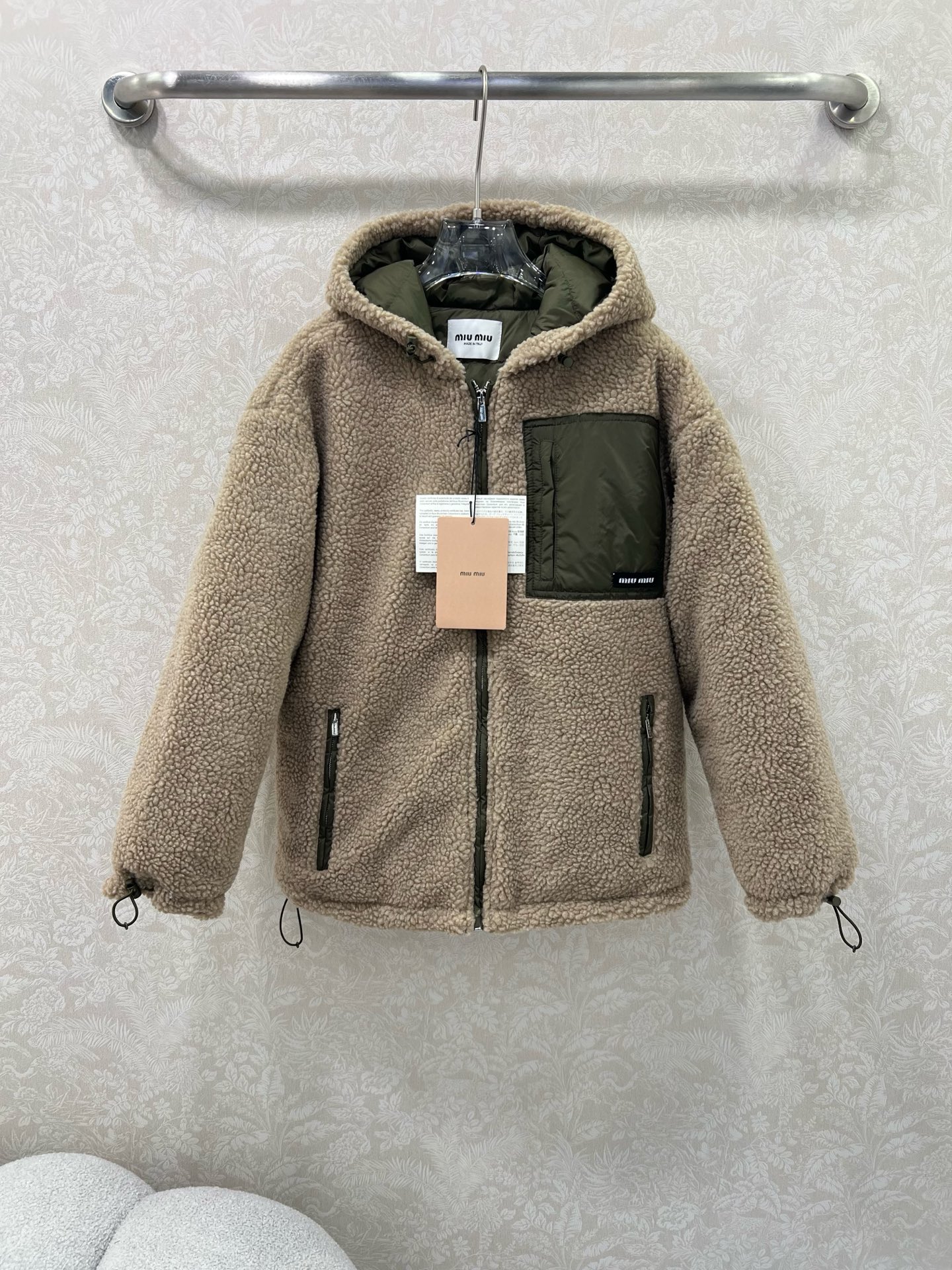 🔥🔥miumi*25新款连帽环保仿泰迪羊羔羽绒服 外层毛量充足，内胆90白鹅绒填充 防风御寒，轻便穿脱，