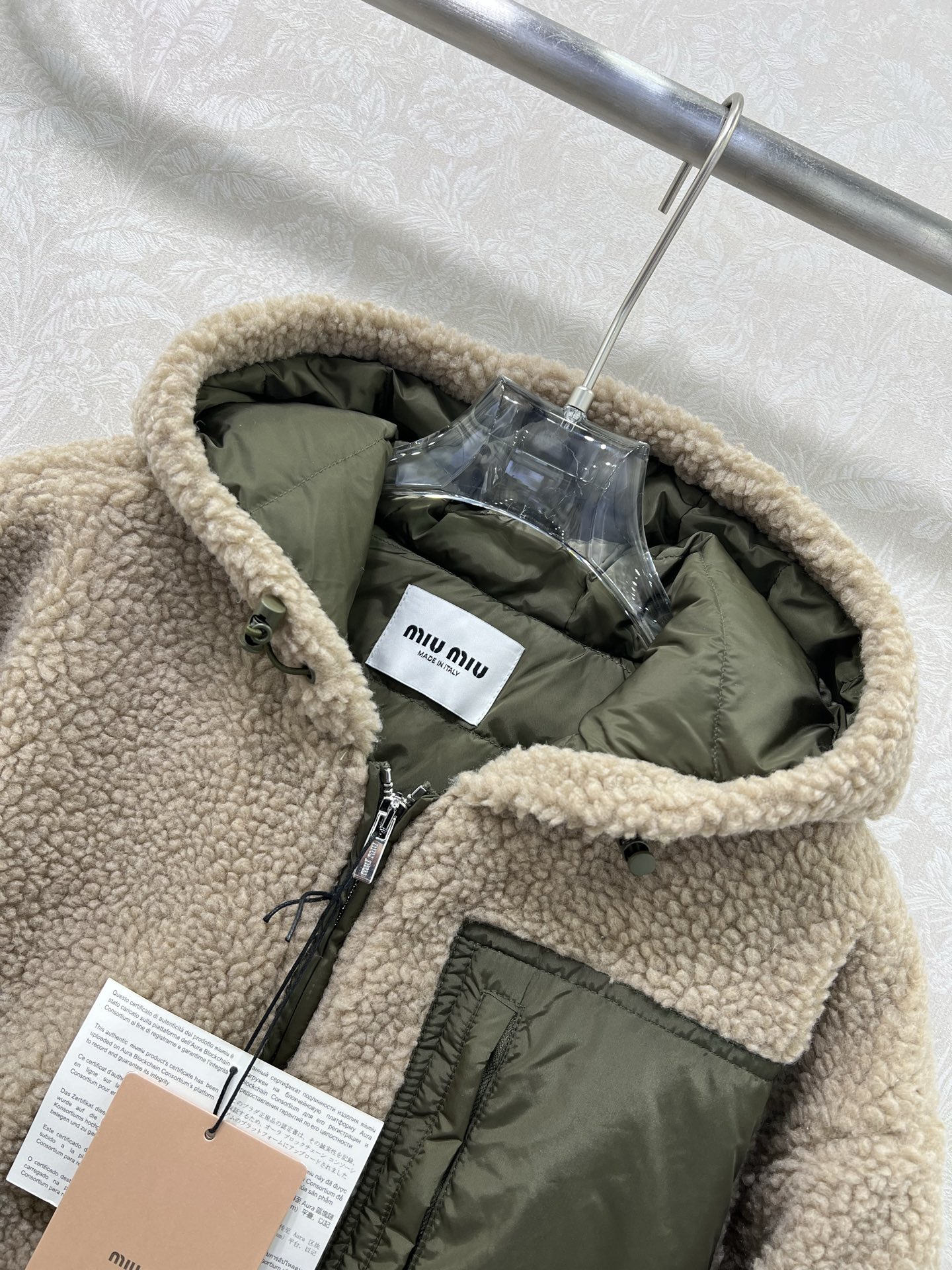 🔥🔥miumi*25新款连帽环保仿泰迪羊羔羽绒服 外层毛量充足，内胆90白鹅绒填充 防风御寒，轻便穿脱，