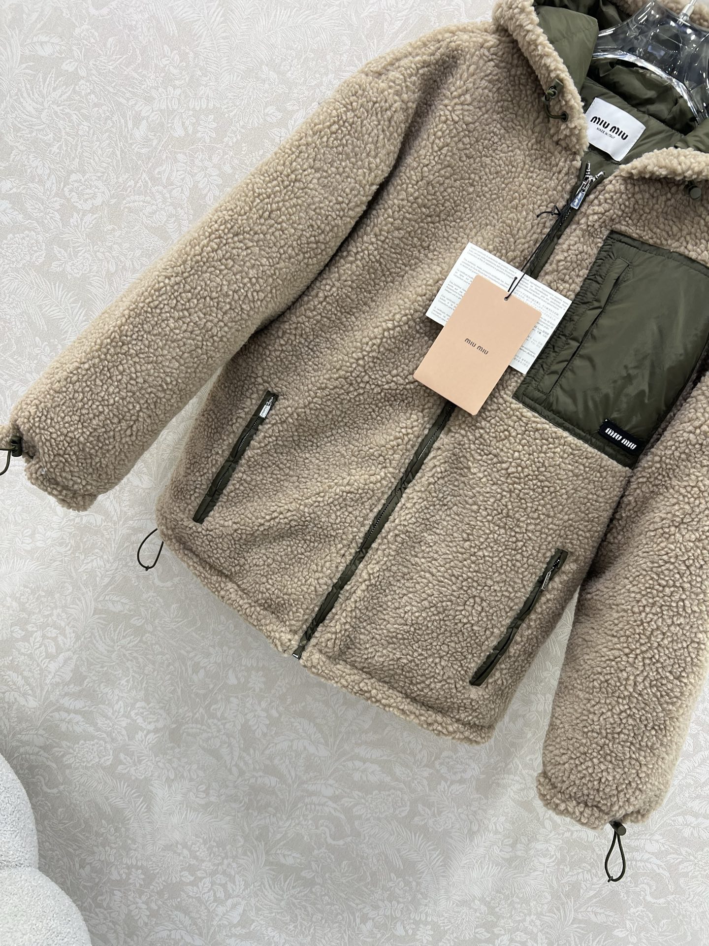 🔥🔥miumi*25新款连帽环保仿泰迪羊羔羽绒服 外层毛量充足，内胆90白鹅绒填充 防风御寒，轻便穿脱，