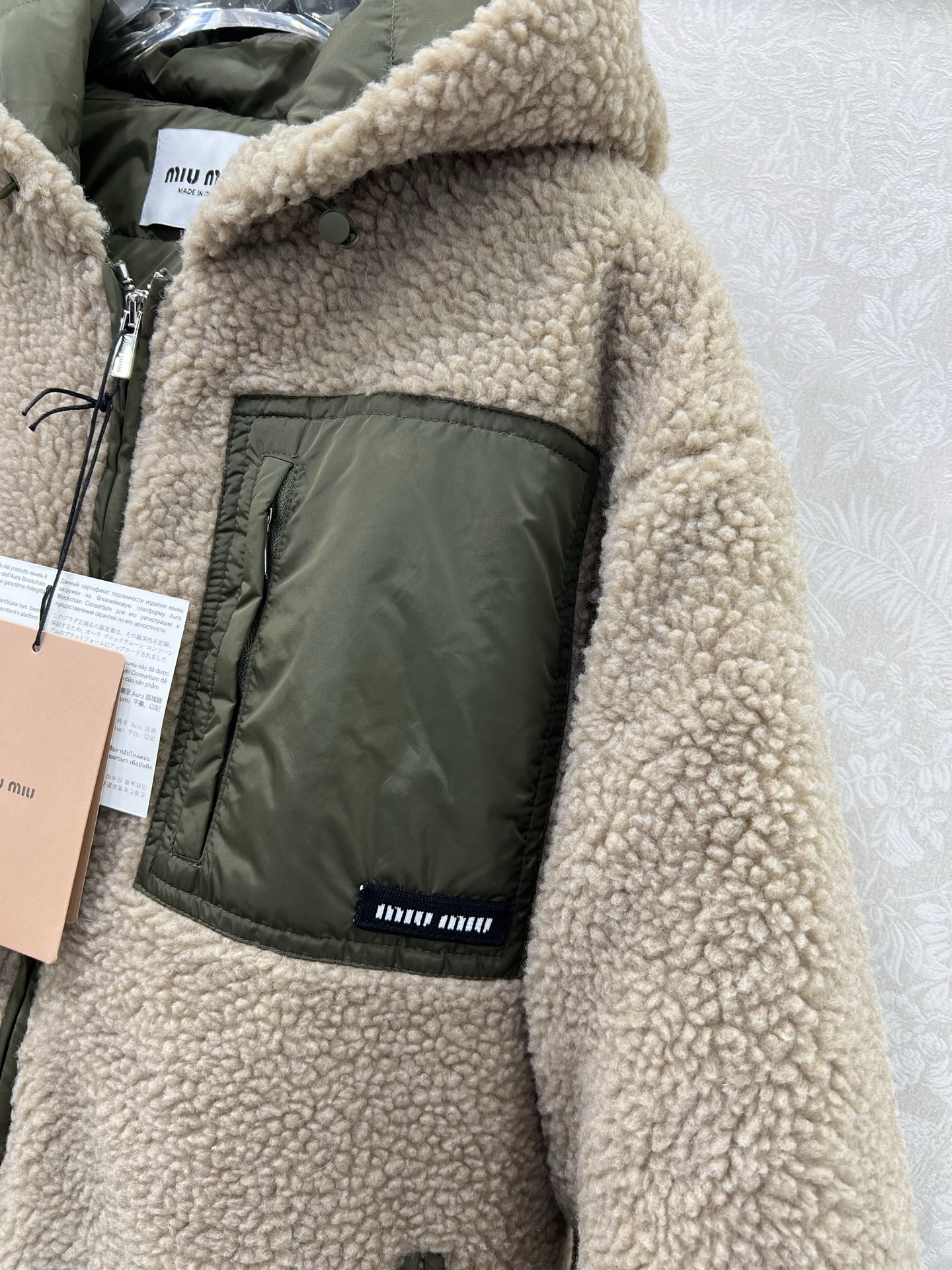 🔥🔥miumi*25新款连帽环保仿泰迪羊羔羽绒服 外层毛量充足，内胆90白鹅绒填充 防风御寒，轻便穿脱，