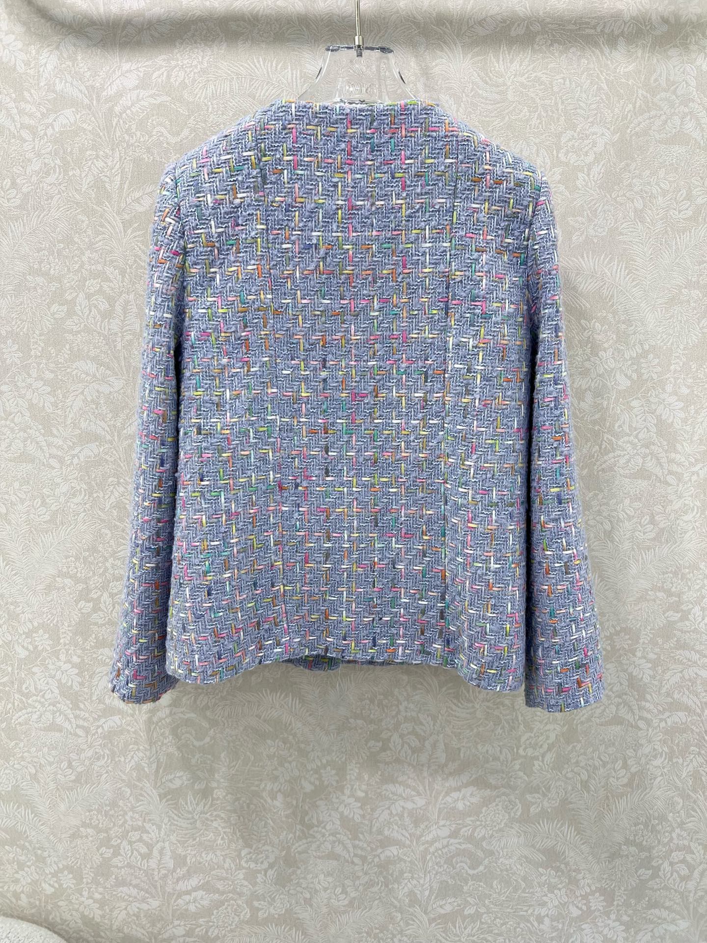 🔥🔥Chane* 25新款 中款单排扣紫色粗花呢外套 精选混色粗花呢，以淡紫色为基底，交织粉、蓝、金等细