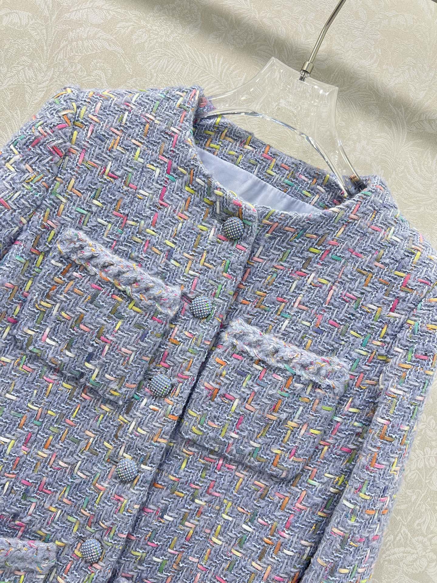 🔥🔥Chane* 25新款 中款单排扣紫色粗花呢外套 精选混色粗花呢，以淡紫色为基底，交织粉、蓝、金等细