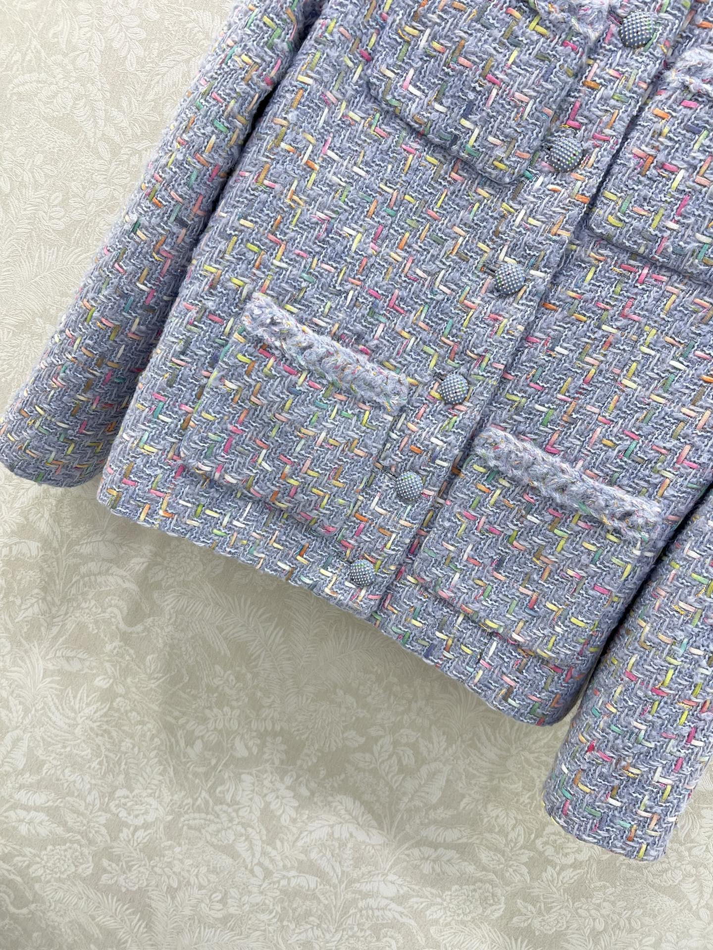 🔥🔥Chane* 25新款 中款单排扣紫色粗花呢外套 精选混色粗花呢，以淡紫色为基底，交织粉、蓝、金等细