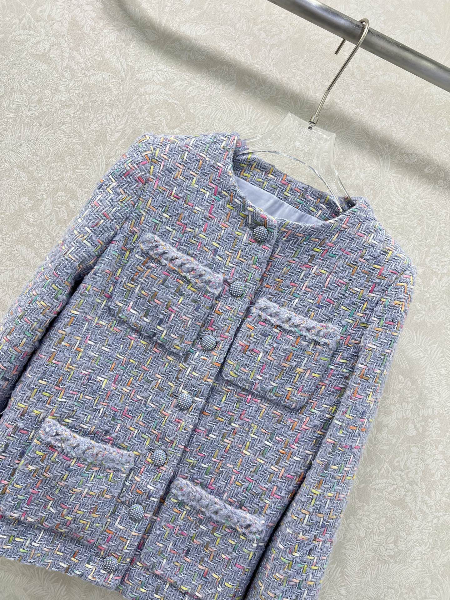 🔥🔥Chane* 25新款 中款单排扣紫色粗花呢外套 精选混色粗花呢，以淡紫色为基底，交织粉、蓝、金等细