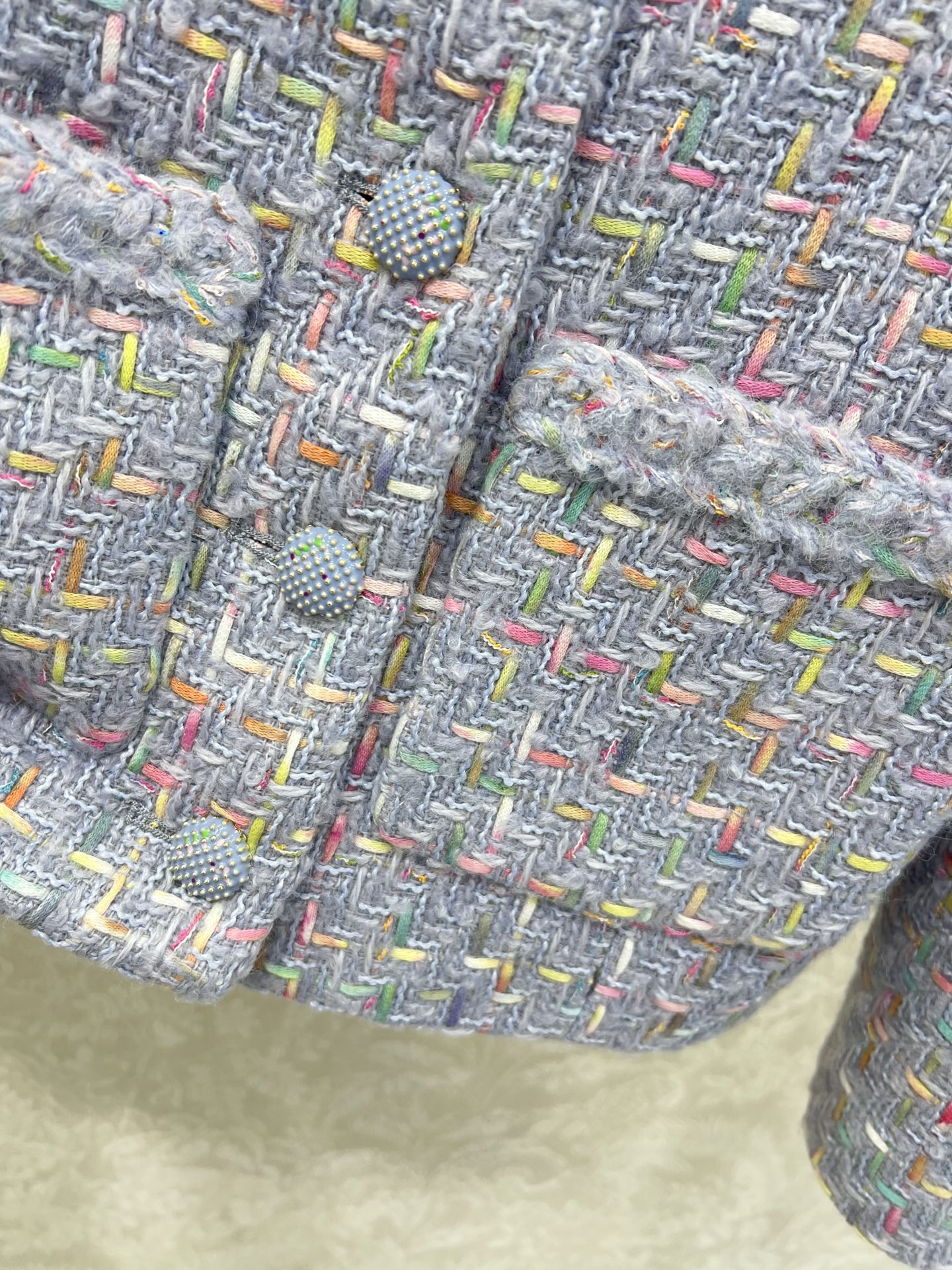 🔥🔥Chane* 25新款 中款单排扣紫色粗花呢外套 精选混色粗花呢，以淡紫色为基底，交织粉、蓝、金等细