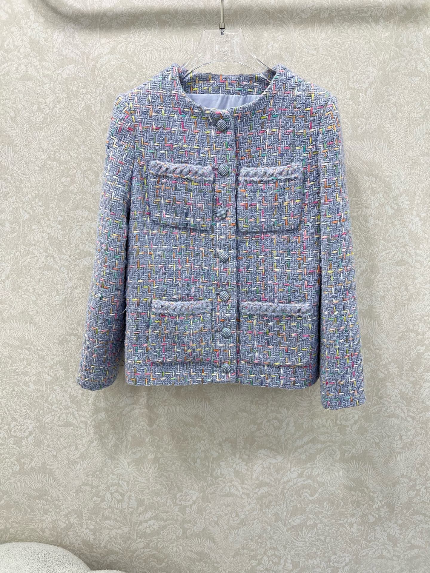 🔥🔥Chane* 25新款 中款单排扣紫色粗花呢外套 精选混色粗花呢，以淡紫色为基底，交织粉、蓝、金等细