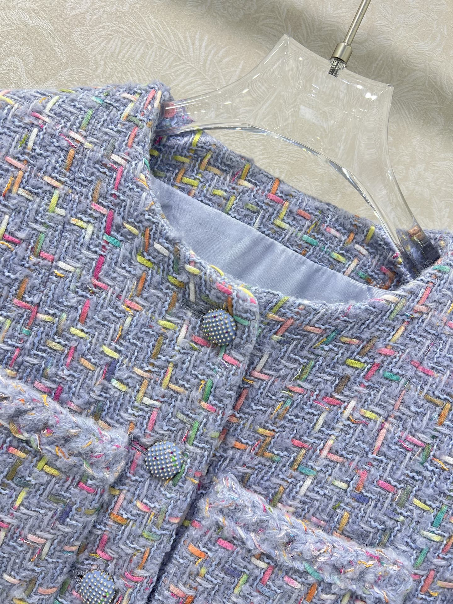 🔥🔥Chane* 25新款 中款单排扣紫色粗花呢外套 精选混色粗花呢，以淡紫色为基底，交织粉、蓝、金等细