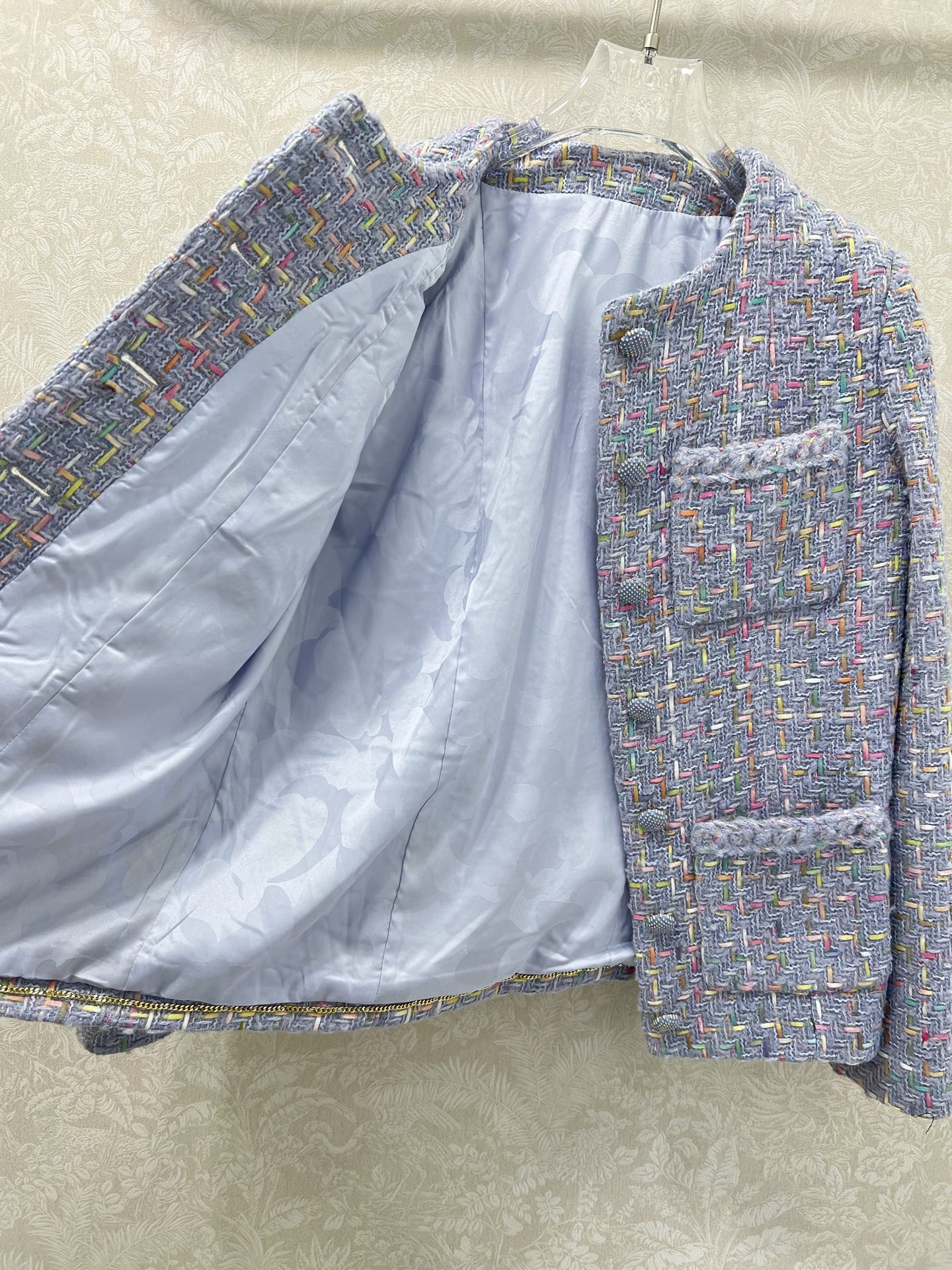 🔥🔥Chane* 25新款 中款单排扣紫色粗花呢外套 精选混色粗花呢，以淡紫色为基底，交织粉、蓝、金等细