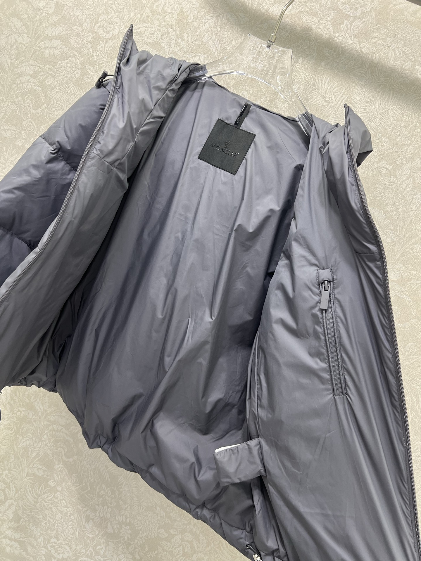 🔥🔥Moncle*25 秋冬新品Fusain连帽短款羽绒夹克外套. 男女同款运动版型减龄又显瘦随性搭配超