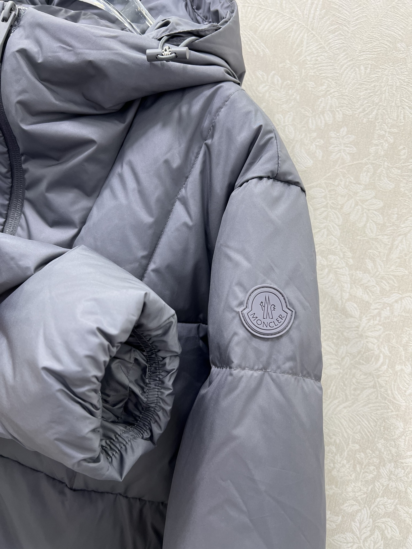 🔥🔥Moncle*25 秋冬新品Fusain连帽短款羽绒夹克外套. 男女同款运动版型减龄又显瘦随性搭配超