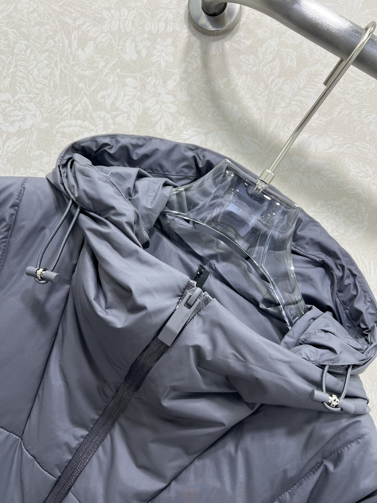 🔥🔥Moncle*25 秋冬新品Fusain连帽短款羽绒夹克外套. 男女同款运动版型减龄又显瘦随性搭配超