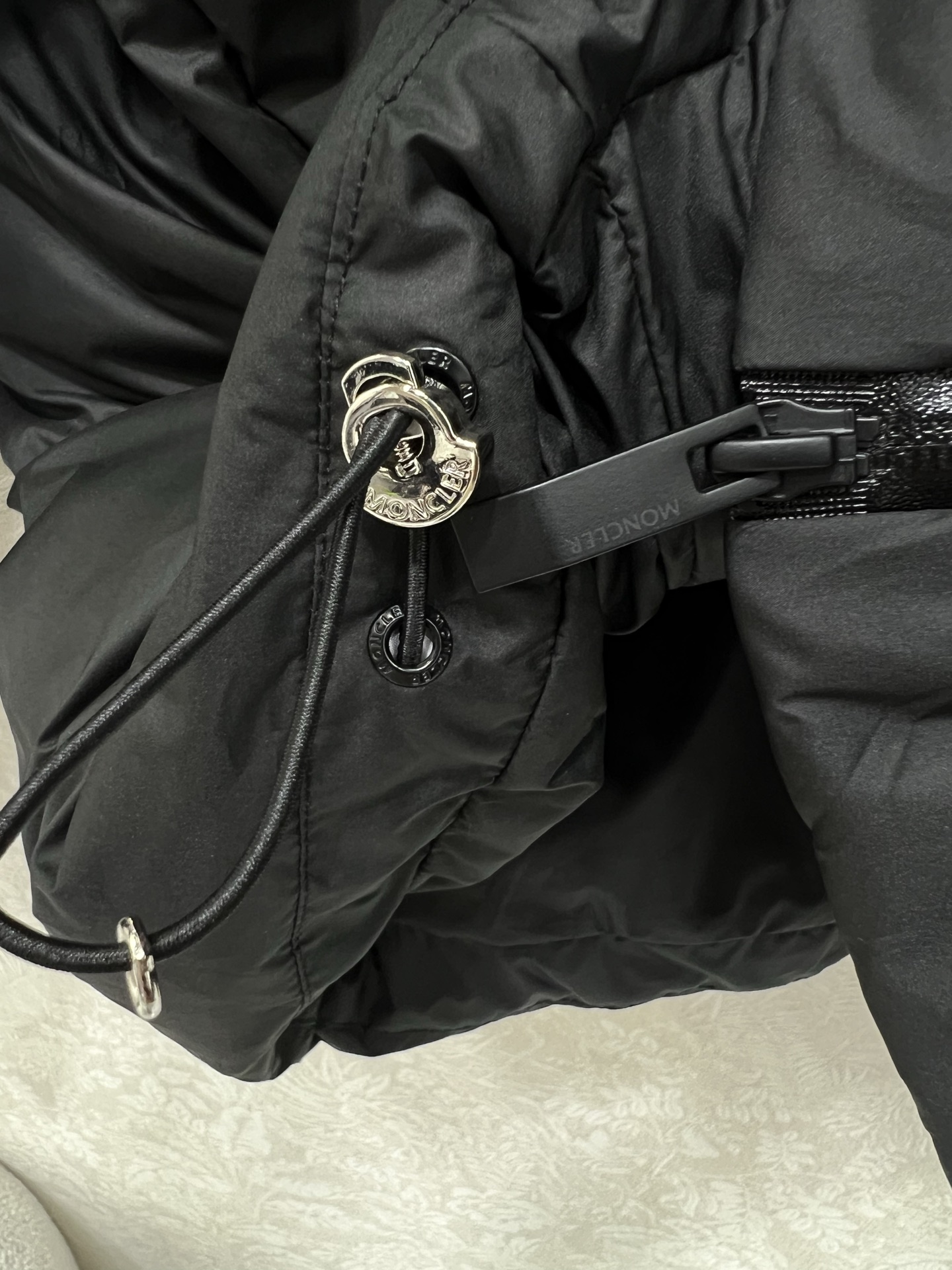 🔥🔥Moncle*25 秋冬新品Fusain连帽短款羽绒夹克外套. 男女同款运动版型减龄又显瘦随性搭配超