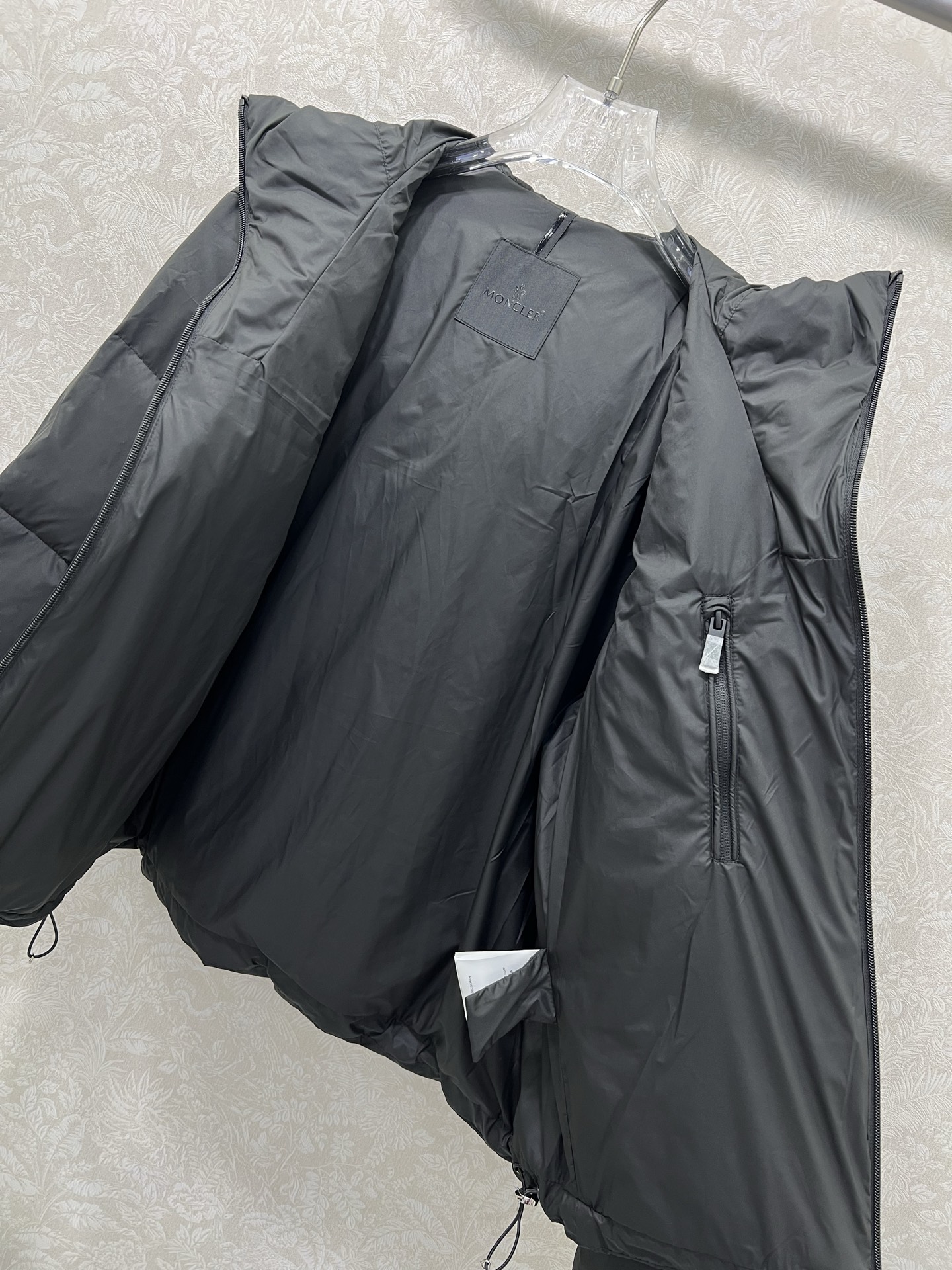 🔥🔥Moncle*25 秋冬新品Fusain连帽短款羽绒夹克外套. 男女同款运动版型减龄又显瘦随性搭配超