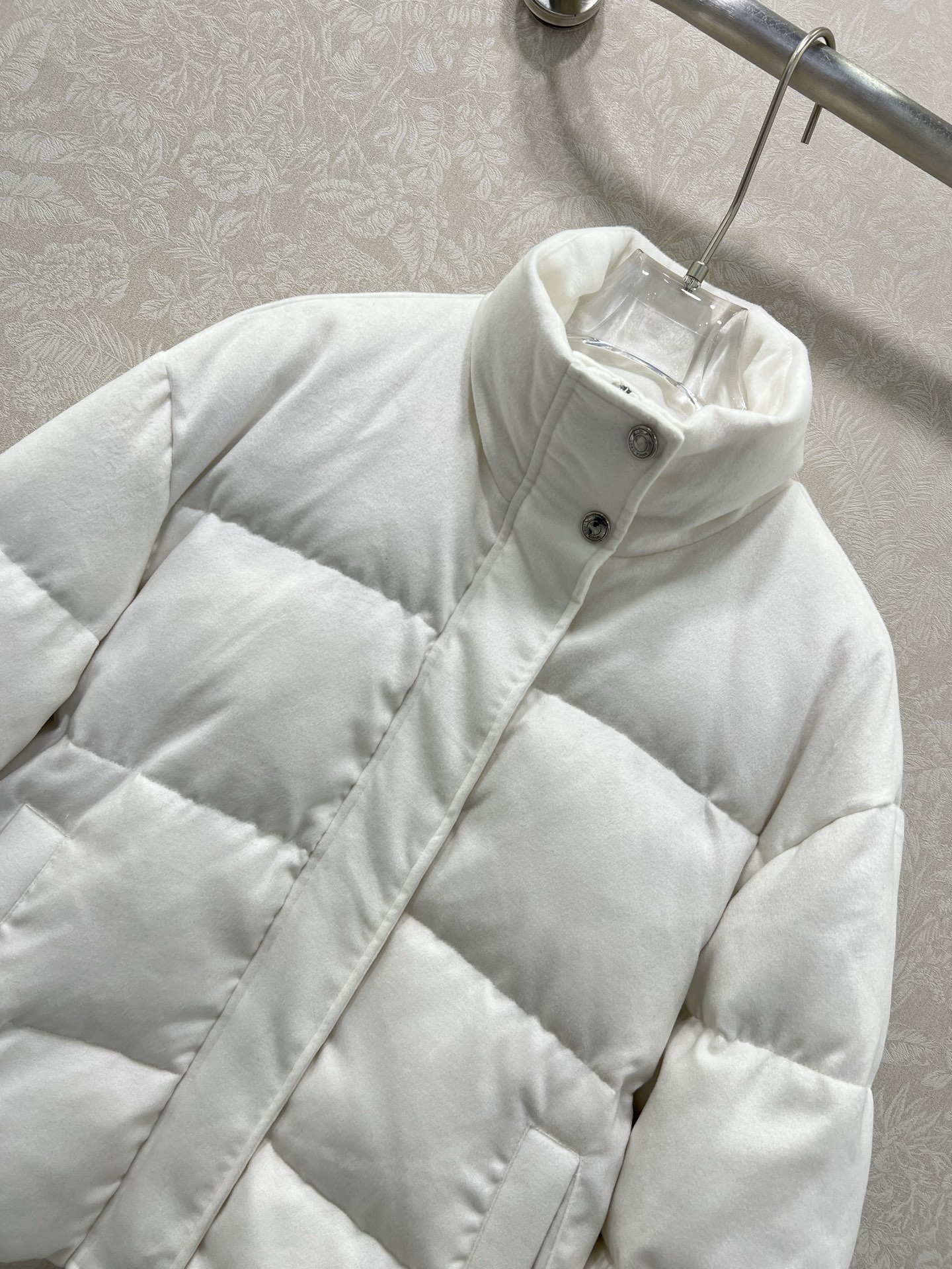 🔥🔥 Loro Pia*a 25秋冬新款羊绒鹅绒羽绒服 标志性羊绒混纺面料，绒感细腻如云，自带柔和哑光的