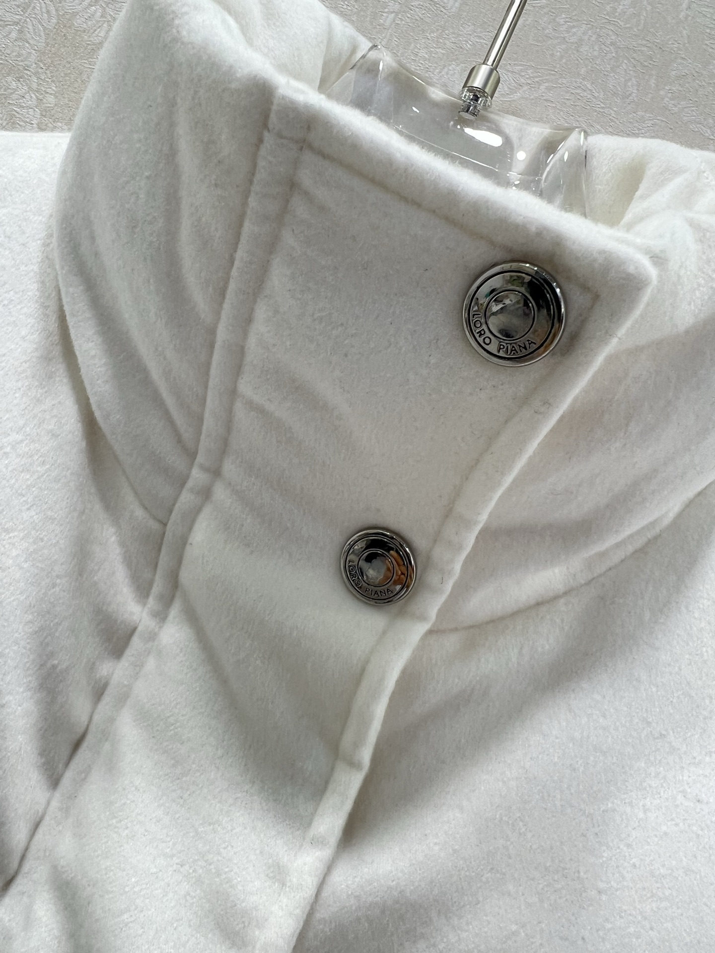 🔥🔥 Loro Pia*a 25秋冬新款羊绒鹅绒羽绒服 标志性羊绒混纺面料，绒感细腻如云，自带柔和哑光的