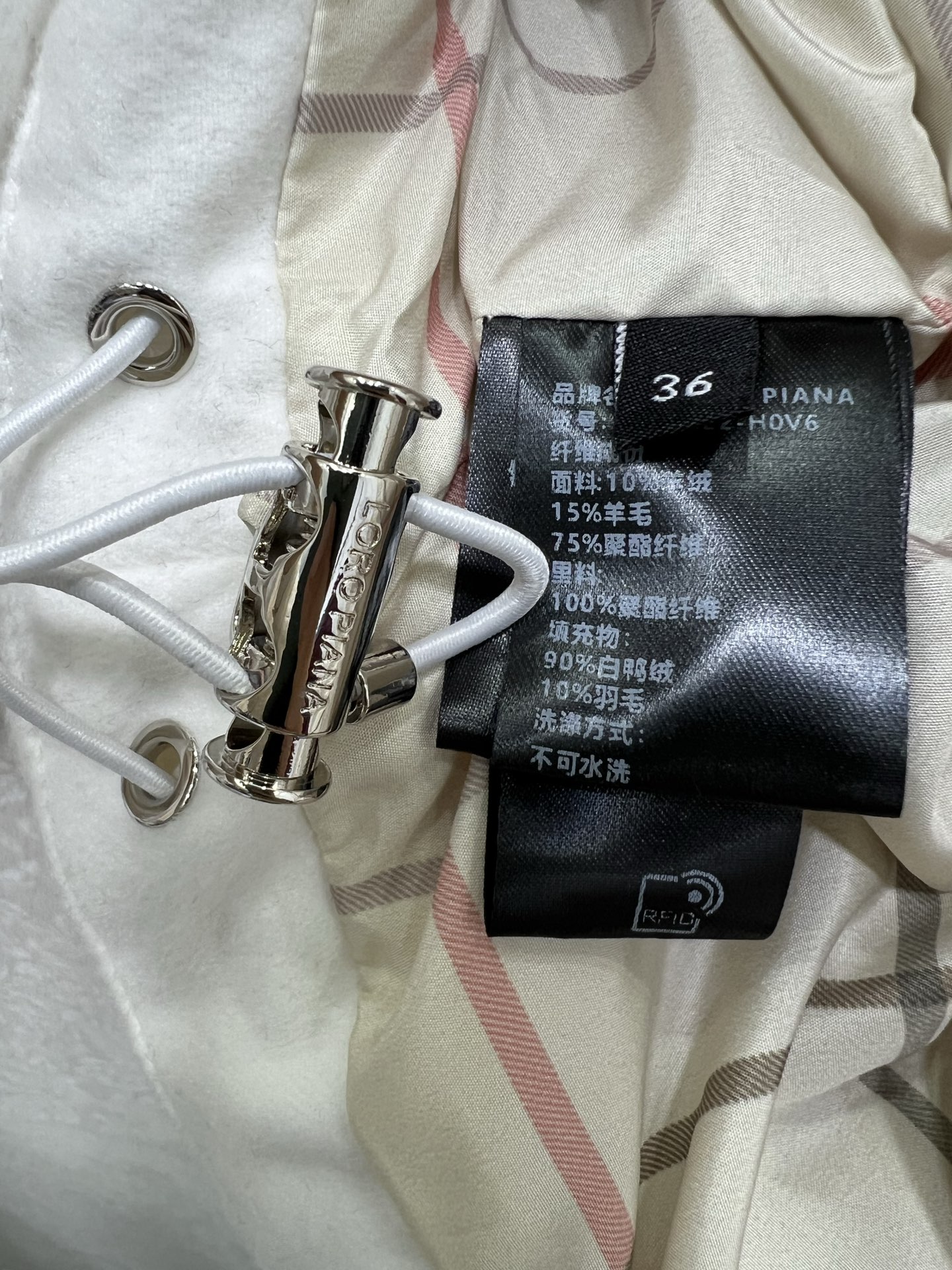 🔥🔥 Loro Pia*a 25秋冬新款羊绒鹅绒羽绒服 标志性羊绒混纺面料，绒感细腻如云，自带柔和哑光的