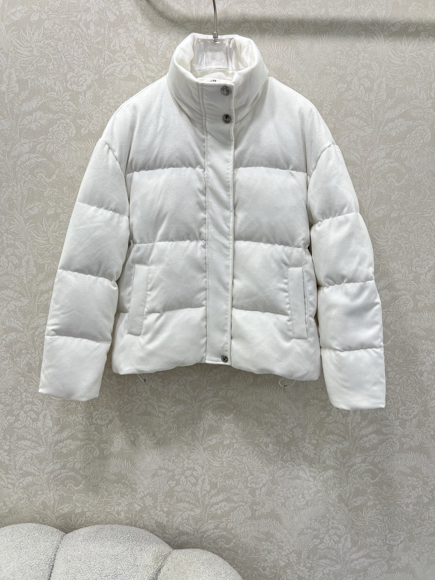 🔥🔥 Loro Pia*a 25秋冬新款羊绒鹅绒羽绒服 标志性羊绒混纺面料，绒感细腻如云，自带柔和哑光的