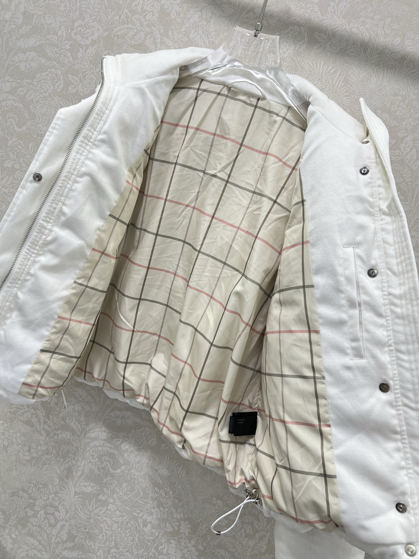 🔥🔥 Loro Pia*a 25秋冬新款羊绒鹅绒羽绒服 标志性羊绒混纺面料，绒感细腻如云，自带柔和哑光的