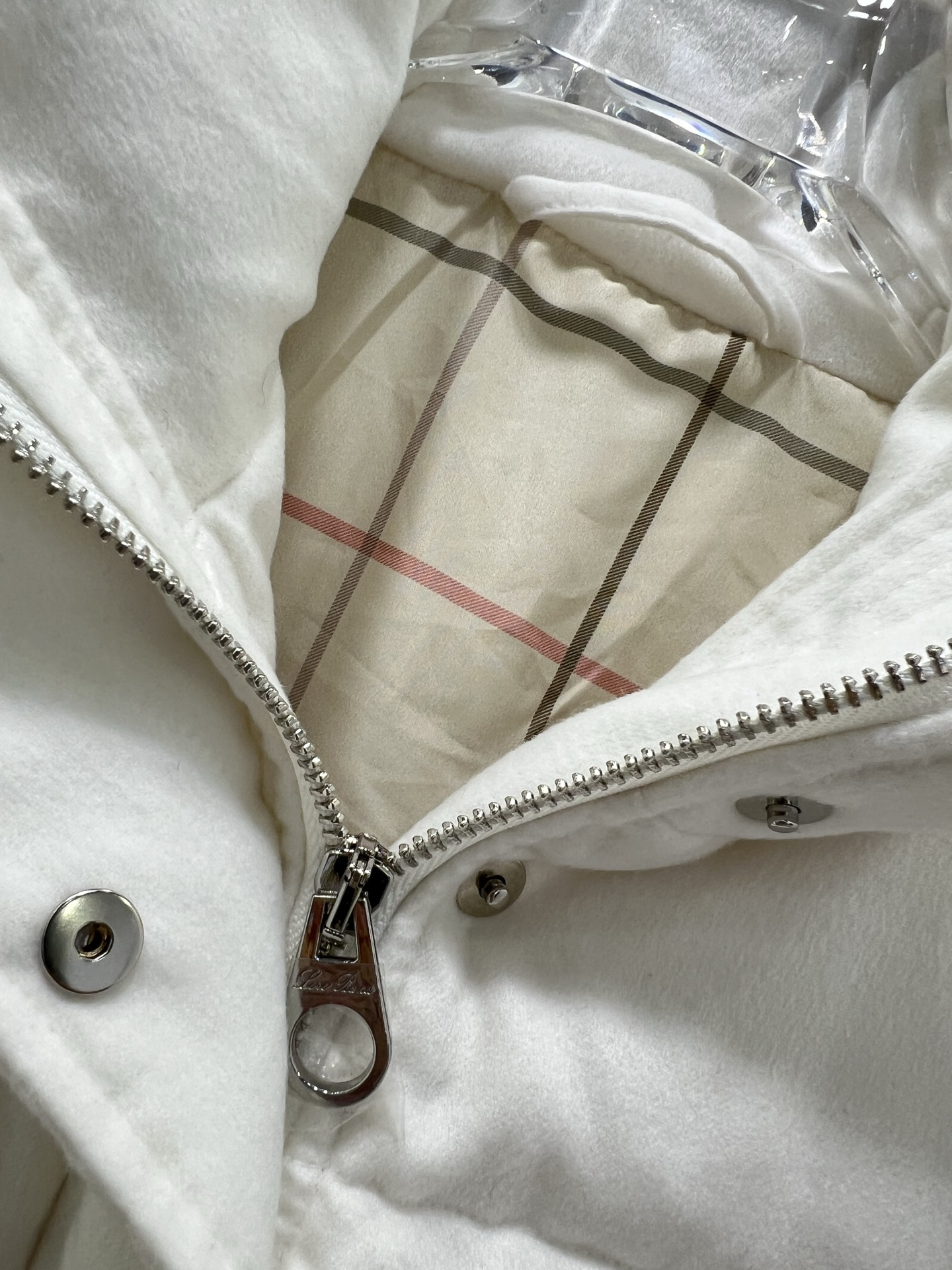 🔥🔥 Loro Pia*a 25秋冬新款羊绒鹅绒羽绒服 标志性羊绒混纺面料，绒感细腻如云，自带柔和哑光的