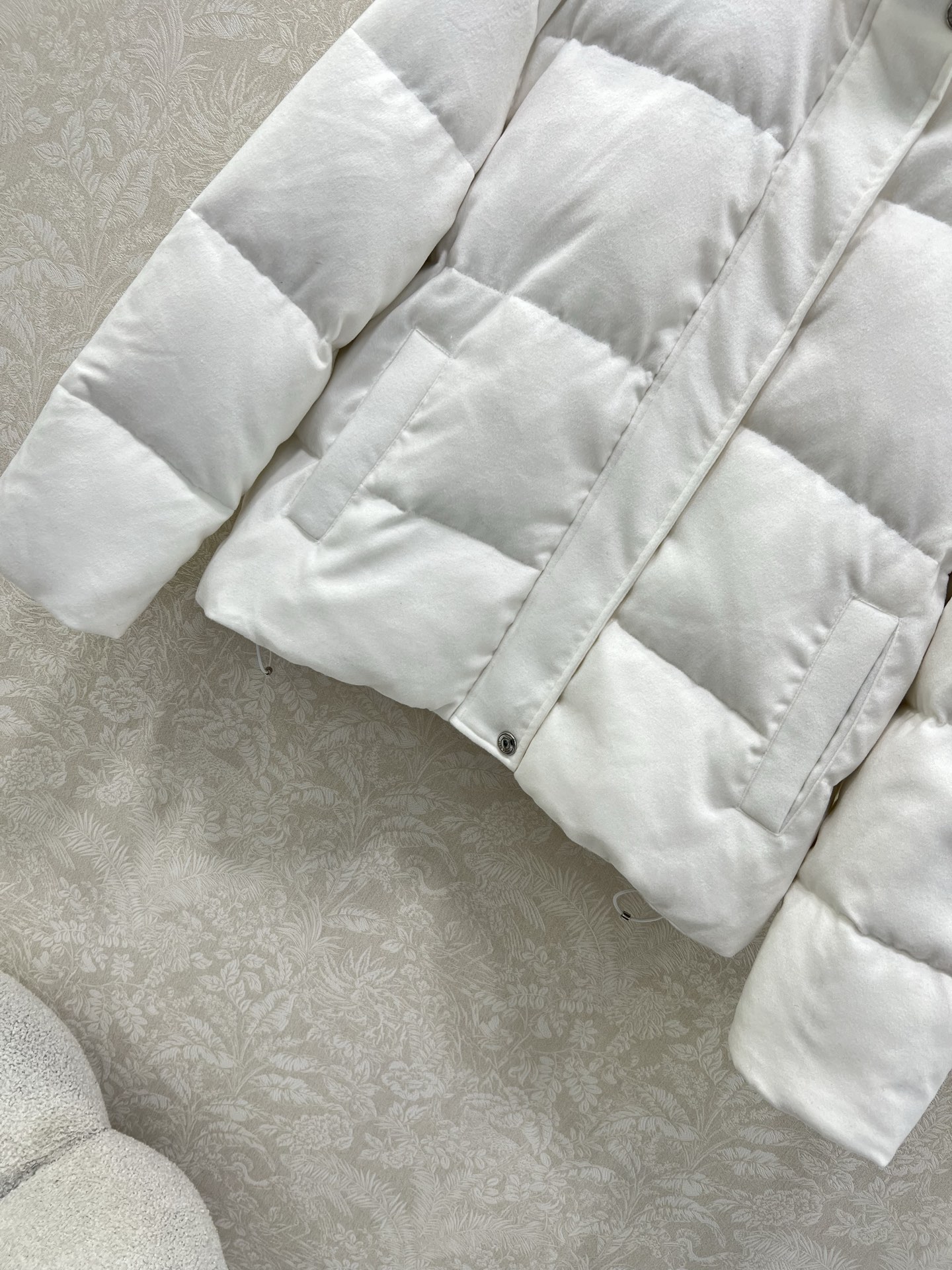 🔥🔥 Loro Pia*a 25秋冬新款羊绒鹅绒羽绒服 标志性羊绒混纺面料，绒感细腻如云，自带柔和哑光的