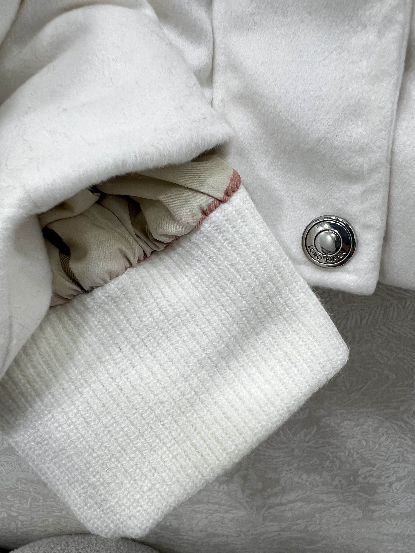 🔥🔥 Loro Pia*a 25秋冬新款羊绒鹅绒羽绒服 标志性羊绒混纺面料，绒感细腻如云，自带柔和哑光的