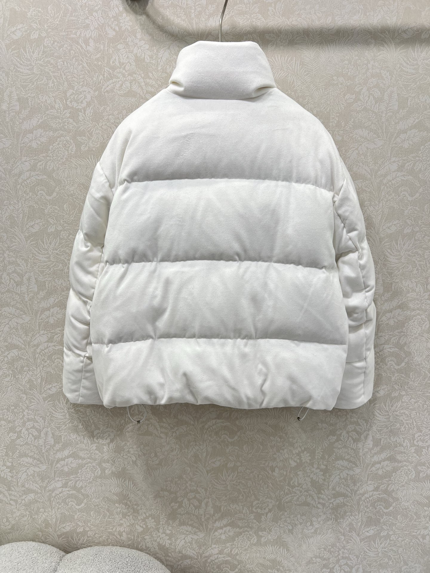 🔥🔥 Loro Pia*a 25秋冬新款羊绒鹅绒羽绒服 标志性羊绒混纺面料，绒感细腻如云，自带柔和哑光的