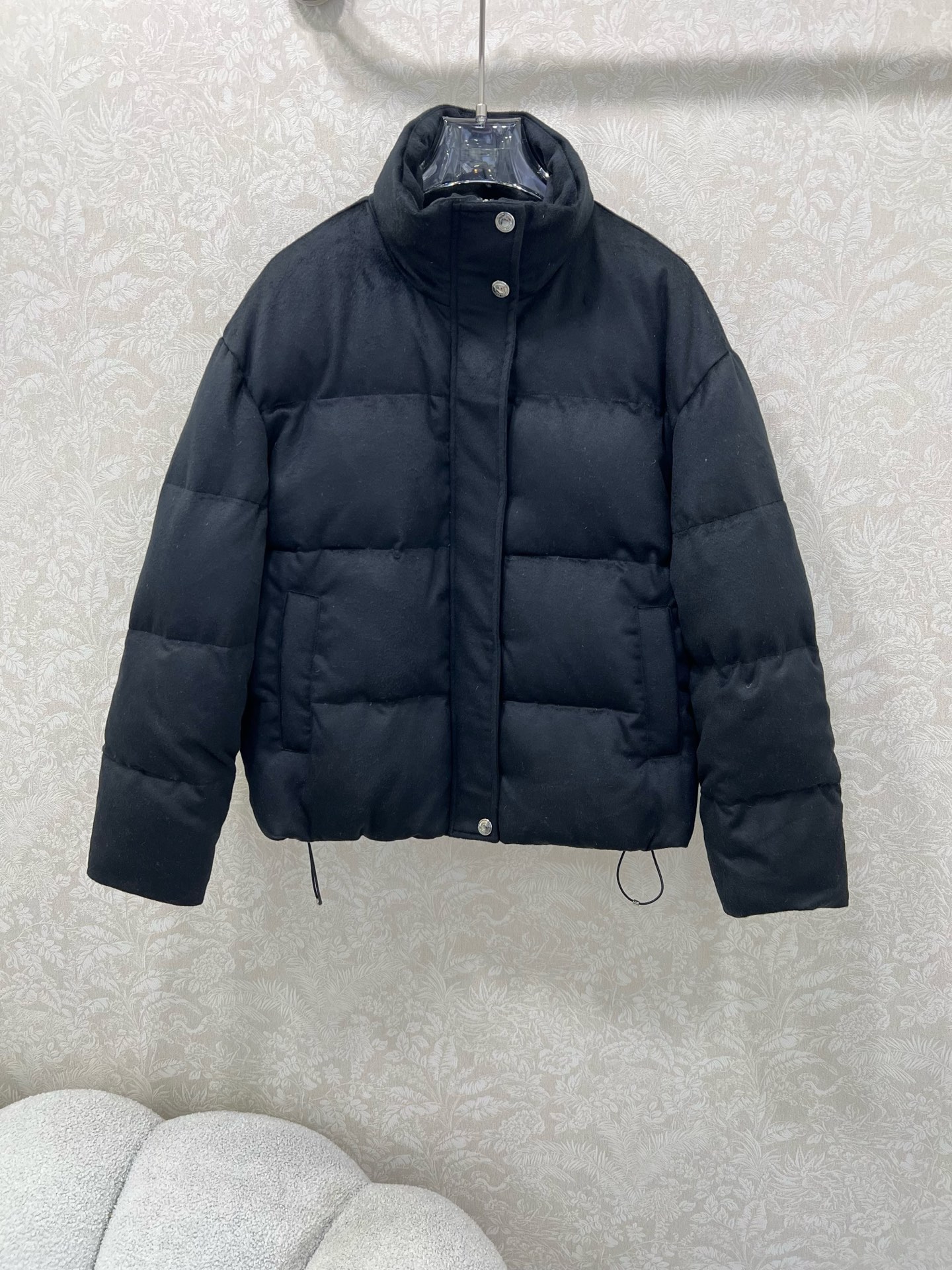 🔥🔥 Loro Pia*a 25秋冬新款羊绒鹅绒羽绒服 标志性羊绒混纺面料，绒感细腻如云，自带柔和哑光的