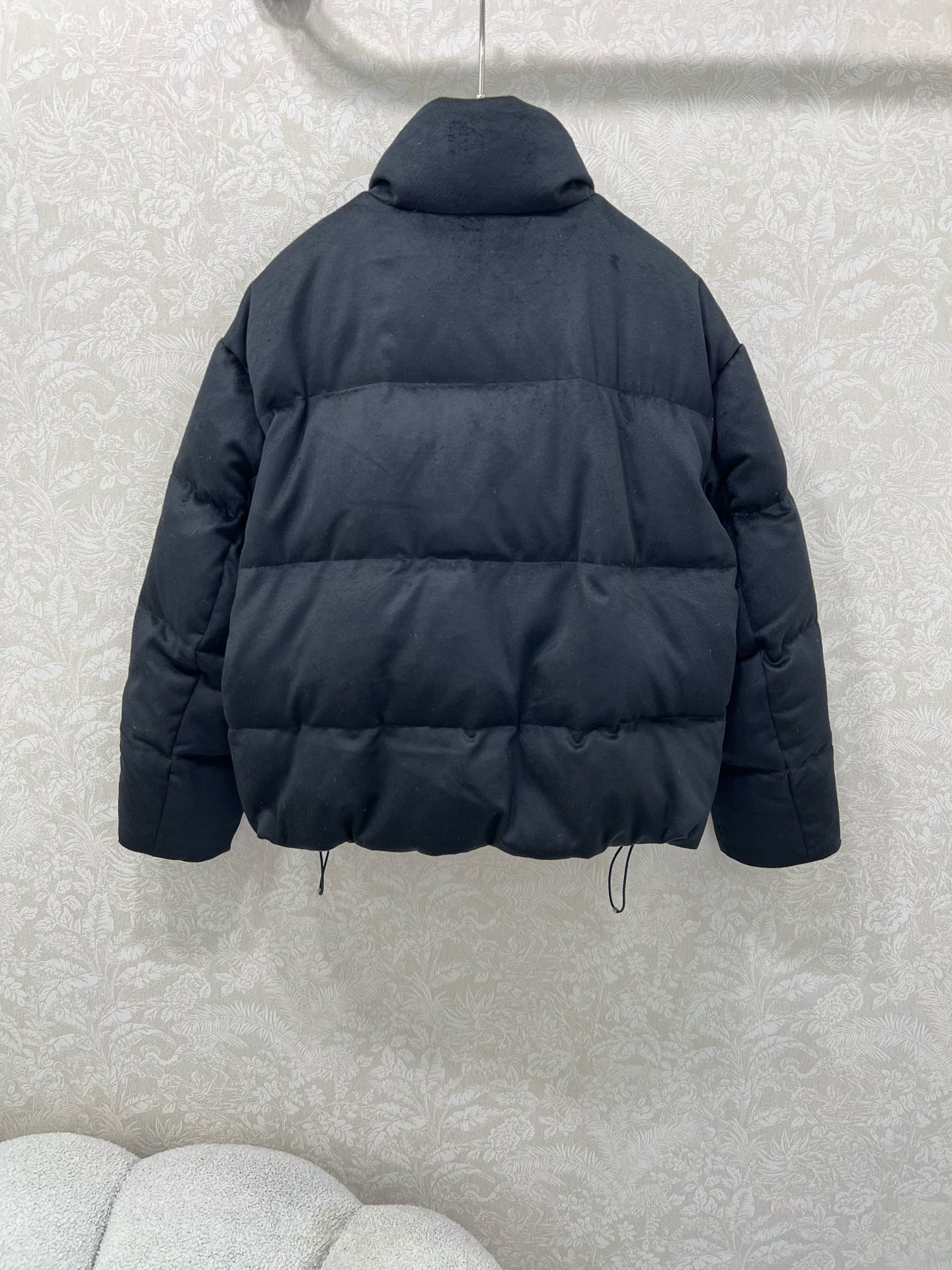 🔥🔥 Loro Pia*a 25秋冬新款羊绒鹅绒羽绒服 标志性羊绒混纺面料，绒感细腻如云，自带柔和哑光的